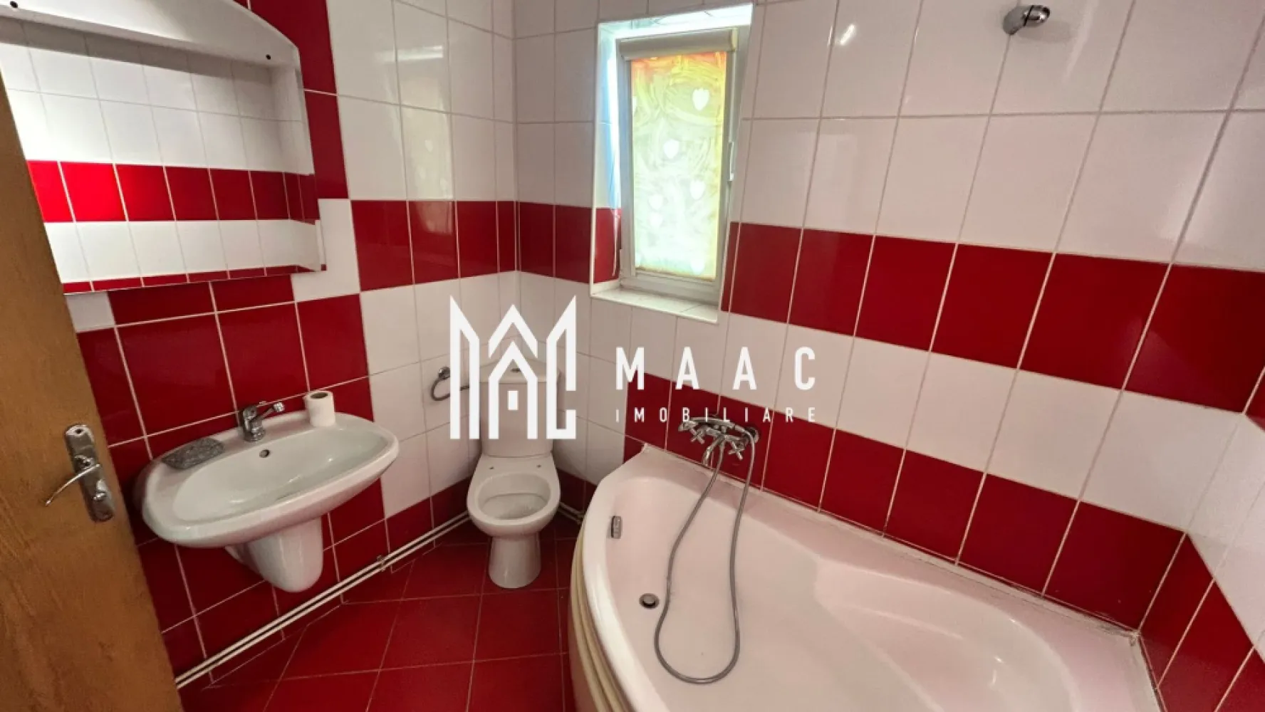 Apartament 2 camere | Mansardă din construcție | Pod 16 mp | Ștrand II - MAAC Imobiliare vă propune spre vânzare un apartament cochet, situat într-o construcție tip vilă edificată în anul 2006, în cartierul Ștrand II din Sibiu, o zonă liniștită și bine conectată la principalele puncte de interes din oraș.

Proprietatea are o suprafață utilă de 46 mp și este poziționată la mansardă (din construcție), beneficiind de un compartiment practic și luminos, ideal pentru locuință proprie sau investiție.

Compartimentare:
-Hol de acces
-Living cu bucătărie open space
-Dormitor
-Baie cu geam natural

Un avantaj major îl reprezintă podul de 16 mp, intabulat și cu acces direct din locuință, oferind spațiu suplimentar pentru depozitare sau posibilitatea de amenajare în funcție de necesități.

Dotări și finisaje:
-Centrală termică proprie
-Geamuri termopan
-Parchet, gresie, faianță
-Toate utilitățile racordate

Locuința este liberă și disponibilă imediat, având clasa energetică B, ceea ce asigură un nivel bun de eficiență energetică și costuri reduse de întreținere.

Preț: 77.000 € (negociabil).

Pentru mai multe detalii și programarea unei vizionări, vă rugăm să menționați la telefon numărul CP2739876.