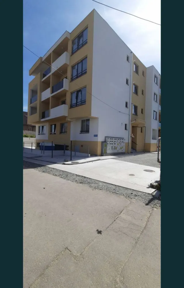 Apartament 3 camere 89200€ +TVA - TVA 5% pana la 31.dec.2023
TVA 9% de la 01.ian.2024
Fara comision 
Finalizat - Bloc locuit
Receptie bloc februarie 2023

Centrala si caloriferele incluse in pret

Fortuna Residence II este un concept de locuințe moderne cu accent atât pe funcționalitatea spațiului cât și pe calitatea materialelor. Proiectul Fortuna Residence II a luat naștere din dorința de a crea locuințe moderne, spațioase, un loc unde să te simți cu adevarat acasă.

Proiectul este situat pe Strada Eugen Lovinescu – zona Elvila și oferă viitorilor rezidenți multiple facilități: zonă liniștită cu trafic redus, loc de joacă pentru copii, acces facil către: supermarketuri Carrefour, Selgros, Mega Image, Profi; Universitatea Ovidius, grădiniță, școală, etc. Fortuna Residence îți oferă casa mult visată!

Apartamentele se vând la alb și beneficiază de următoarele dotări:

tâmplărie PVC Kommerling, geam tripan Low-E cu exterior oglindă
izolație exterioară 10 cm EPS 80 + tencuială decorativă siliconică
ușă metalică la intrarea în locuință – Pinum
pereți finisați cu glet și zugrăviți cu vopsea lavabilă
pardoseli la nivel de șapă
instalația electrică cu doze Gewiss
instalația termică realizată din PEX cu distribuitoare
instalația sanitară din PPR
casa scării echipată complet: balustradă din inox, sistem de iluminat
interfon