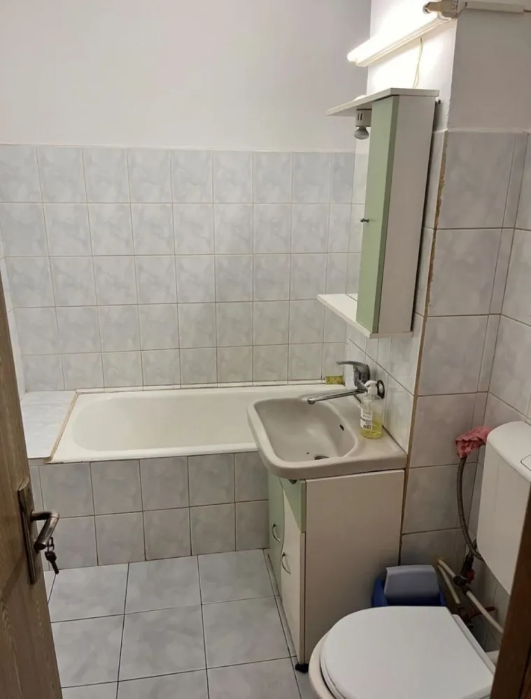 Inel 2- scoala 39-Apartament cu 3 camere - Inel 2-şcoală 39-Apart.3 confort 1 decomndat.,centrala,mobilat preţ.89.999 euro
Inel2- şcoală.39--Apartament cu 3 camere etaj 3/4,liber,centrala pe gaz,în suprafaţă de 59mp,acces la uscatorul de la etajul 4,se vinde mobilat şi utilat aer conditionat ,tv,aragagaz,masina spalat ,frigider, hota .apart.este încadrat,prezintă îmbunătăţiri,izolat exterior . toate camerele au acces la lumina naturala, foarte calduros si foarte aproape de magazinele: Marvimex,Profi,Mega Image,mijloace de transport,acte în regulă,preţ.89.999 euro se acceptă credit.