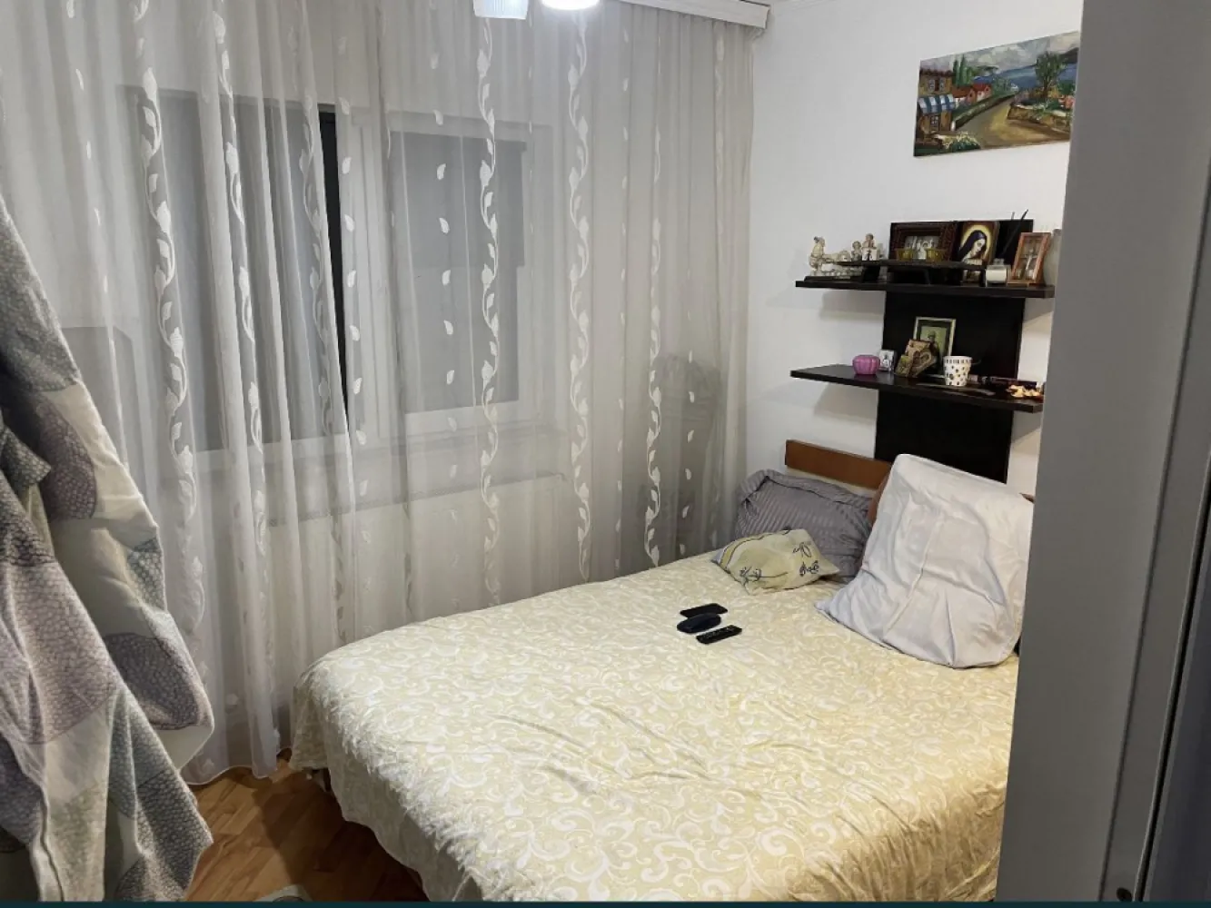 Vand/schimb apartament 3 camere, Baba Novac cu loc de parcare - Proprietar, vând apartament, 3 camere, decomandat, renovat in vara 2023 ( parchet, centrală gaz, termopane Salamander 5 camere, baie renovată, mobila bucatarie, sufragerie, dormitor, noi). Se vinde ca in poze, mobilat și utilat, 60 mp. Loc de parcare lângă scara. Zona liniștita, aproape de Lidl, Auschan, Kaufland. Vanzare sau schimb cu 2 camere + diferența. 
Mai multe poze și detalii, la numărul de telefon afișat.