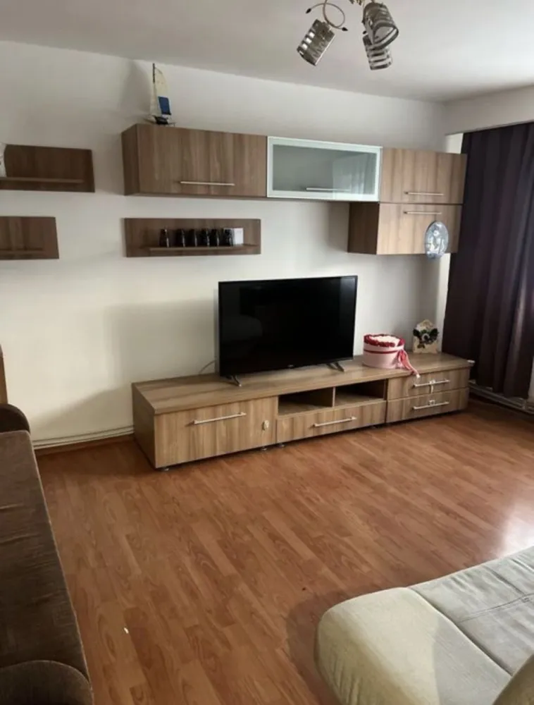 Inel 2- scoala 39-Apartament cu 3 camere - Inel 2-şcoală 39-Apart.3 confort 1 decomndat.,centrala,mobilat preţ.89.999 euro
Inel2- şcoală.39--Apartament cu 3 camere etaj 3/4,liber,centrala pe gaz,în suprafaţă de 59mp,acces la uscatorul de la etajul 4,se vinde mobilat şi utilat aer conditionat ,tv,aragagaz,masina spalat ,frigider, hota .apart.este încadrat,prezintă îmbunătăţiri,izolat exterior . toate camerele au acces la lumina naturala, foarte calduros si foarte aproape de magazinele: Marvimex,Profi,Mega Image,mijloace de transport,acte în regulă,preţ.89.999 euro se acceptă credit.
