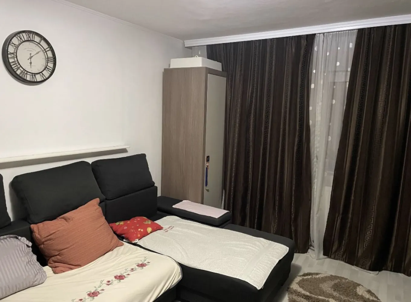 Vand/schimb apartament 3 camere, Baba Novac cu loc de parcare - Proprietar, vând apartament, 3 camere, decomandat, renovat in vara 2023 ( parchet, centrală gaz, termopane Salamander 5 camere, baie renovată, mobila bucatarie, sufragerie, dormitor, noi). Se vinde ca in poze, mobilat și utilat, 60 mp. Loc de parcare lângă scara. Zona liniștita, aproape de Lidl, Auschan, Kaufland. Vanzare sau schimb cu 2 camere + diferența. 
Mai multe poze și detalii, la numărul de telefon afișat.