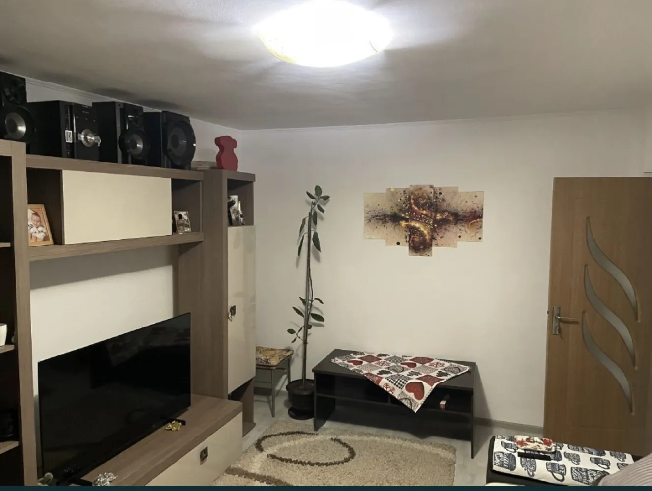 Vand/schimb apartament 3 camere, Baba Novac cu loc de parcare - Proprietar, vând apartament, 3 camere, decomandat, renovat in vara 2023 ( parchet, centrală gaz, termopane Salamander 5 camere, baie renovată, mobila bucatarie, sufragerie, dormitor, noi). Se vinde ca in poze, mobilat și utilat, 60 mp. Loc de parcare lângă scara. Zona liniștita, aproape de Lidl, Auschan, Kaufland. Vanzare sau schimb cu 2 camere + diferența. 
Mai multe poze și detalii, la numărul de telefon afișat.