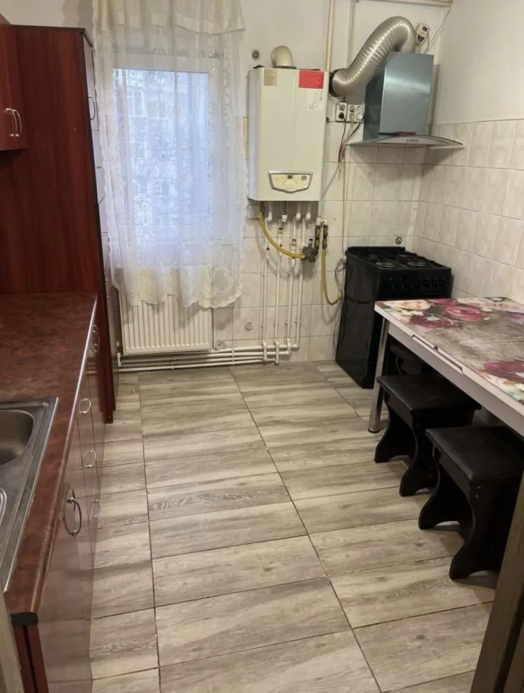 Inel 2- scoala 39-Apartament cu 3 camere - Inel 2-şcoală 39-Apart.3 confort 1 decomndat.,centrala,mobilat preţ.89.999 euro
Inel2- şcoală.39--Apartament cu 3 camere etaj 3/4,liber,centrala pe gaz,în suprafaţă de 59mp,acces la uscatorul de la etajul 4,se vinde mobilat şi utilat aer conditionat ,tv,aragagaz,masina spalat ,frigider, hota .apart.este încadrat,prezintă îmbunătăţiri,izolat exterior . toate camerele au acces la lumina naturala, foarte calduros si foarte aproape de magazinele: Marvimex,Profi,Mega Image,mijloace de transport,acte în regulă,preţ.89.999 euro se acceptă credit.