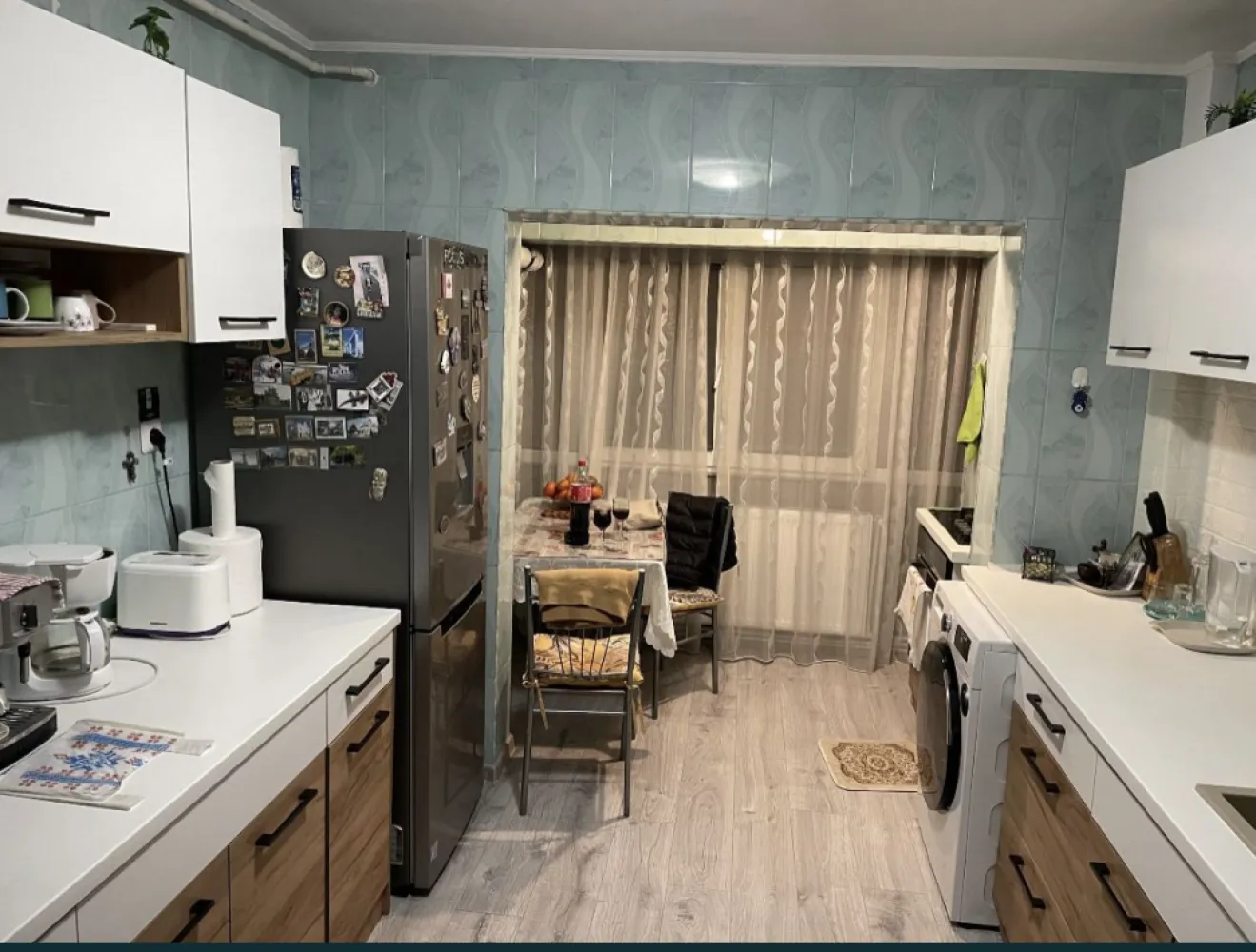 Vand/schimb apartament 3 camere, Baba Novac cu loc de parcare - Proprietar, vând apartament, 3 camere, decomandat, renovat in vara 2023 ( parchet, centrală gaz, termopane Salamander 5 camere, baie renovată, mobila bucatarie, sufragerie, dormitor, noi). Se vinde ca in poze, mobilat și utilat, 60 mp. Loc de parcare lângă scara. Zona liniștita, aproape de Lidl, Auschan, Kaufland. Vanzare sau schimb cu 2 camere + diferența. 
Mai multe poze și detalii, la numărul de telefon afișat.