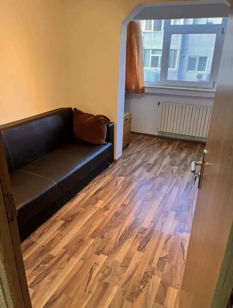 Inel 2- scoala 39-Apartament cu 3 camere - Inel 2-şcoală 39-Apart.3 confort 1 decomndat.,centrala,mobilat preţ.89.999 euro
Inel2- şcoală.39--Apartament cu 3 camere etaj 3/4,liber,centrala pe gaz,în suprafaţă de 59mp,acces la uscatorul de la etajul 4,se vinde mobilat şi utilat aer conditionat ,tv,aragagaz,masina spalat ,frigider, hota .apart.este încadrat,prezintă îmbunătăţiri,izolat exterior . toate camerele au acces la lumina naturala, foarte calduros si foarte aproape de magazinele: Marvimex,Profi,Mega Image,mijloace de transport,acte în regulă,preţ.89.999 euro se acceptă credit.