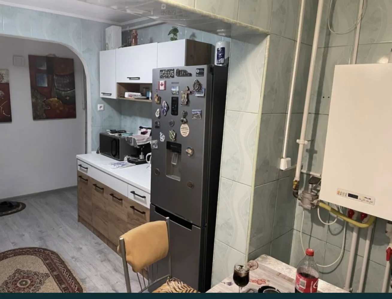 Vand/schimb apartament 3 camere, Baba Novac cu loc de parcare - Proprietar, vând apartament, 3 camere, decomandat, renovat in vara 2023 ( parchet, centrală gaz, termopane Salamander 5 camere, baie renovată, mobila bucatarie, sufragerie, dormitor, noi). Se vinde ca in poze, mobilat și utilat, 60 mp. Loc de parcare lângă scara. Zona liniștita, aproape de Lidl, Auschan, Kaufland. Vanzare sau schimb cu 2 camere + diferența. 
Mai multe poze și detalii, la numărul de telefon afișat.