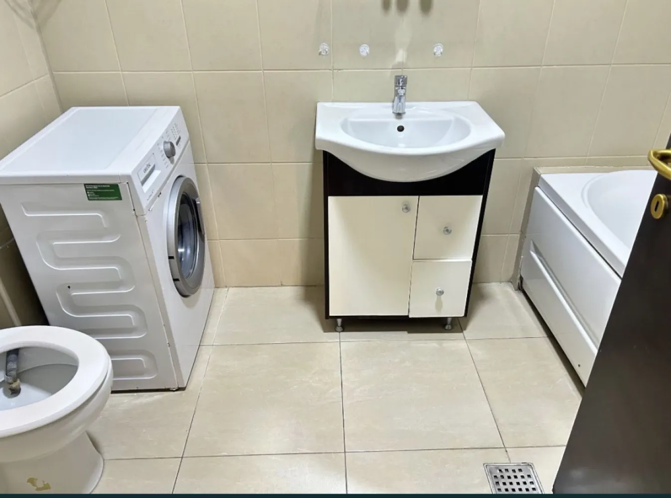 Ocazie!Mamaia Summerland,3 c la superpret - All imobiliare Constanta ofera la vanzare in Mamaia Summerland Apartament 3 camere cu 2 grupuri sanitare, balcon, centrala proprie pe gaze, dressing, 85,51 mp utili, 95 mp cu tot cu balcon, pret vanzare 108.000 euro, cu tva 9% inclus
Pentru această tranzacție excepțională de aproximativ 1000 euro/ mp + tva, Agentia percepe comisionul fix de 1000 euro