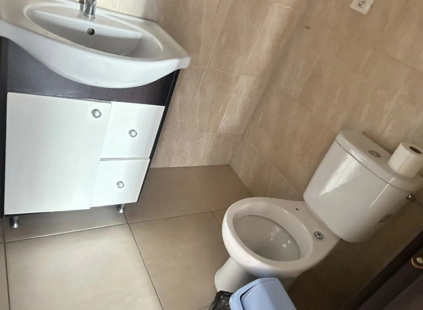 Ocazie!Mamaia Summerland,3 c la superpret - All imobiliare Constanta ofera la vanzare in Mamaia Summerland Apartament 3 camere cu 2 grupuri sanitare, balcon, centrala proprie pe gaze, dressing, 85,51 mp utili, 95 mp cu tot cu balcon, pret vanzare 108.000 euro, cu tva 9% inclus
Pentru această tranzacție excepțională de aproximativ 1000 euro/ mp + tva, Agentia percepe comisionul fix de 1000 euro