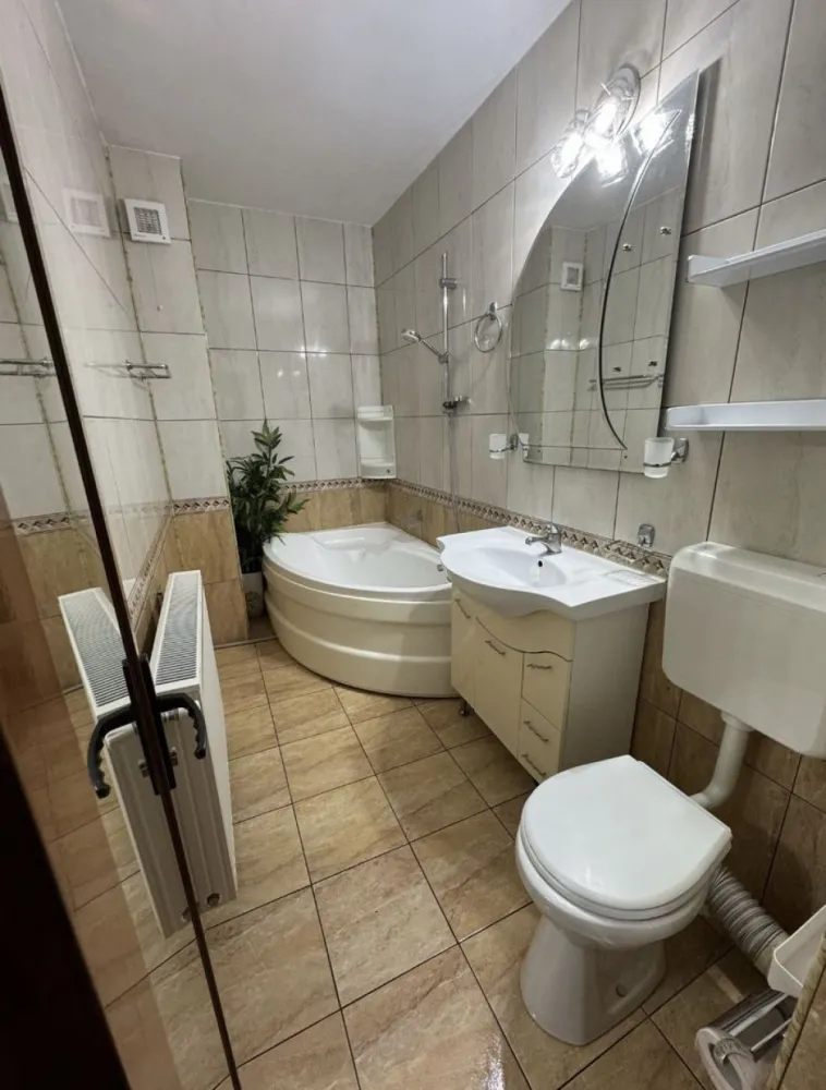 Apartament 3 camere Cora Bratianu - Proprietar vand apartament 3 camere decomandat zona Cora Bratianu(Str Dezrobirii)
Mai multe poze:

https://www.storia.ro/ro/oferta/apartament-3-camere-IDzbqa.html

Se vinde mobilat complet
Loc de parcare in fata blocului
Acoperisul izolat in 2021 in regim propriu
Centrala pe gaz, plita&cuptor incorporate
Locuinta dispune de :doua balcoane, o debara si acces uscator & locuri depozitare(et9).