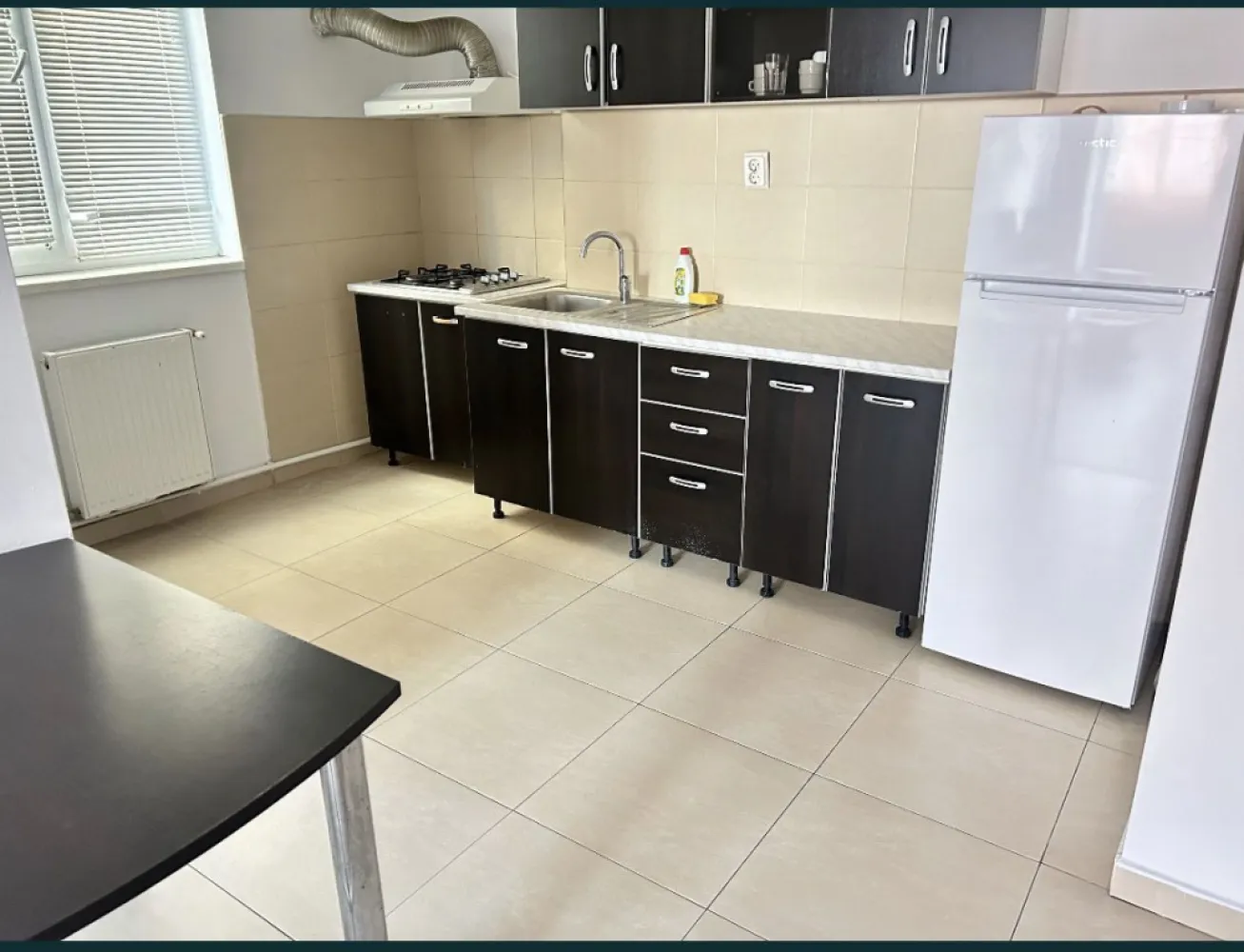 Ocazie!Mamaia Summerland,3 c la superpret - All imobiliare Constanta ofera la vanzare in Mamaia Summerland Apartament 3 camere cu 2 grupuri sanitare, balcon, centrala proprie pe gaze, dressing, 85,51 mp utili, 95 mp cu tot cu balcon, pret vanzare 108.000 euro, cu tva 9% inclus
Pentru această tranzacție excepțională de aproximativ 1000 euro/ mp + tva, Agentia percepe comisionul fix de 1000 euro