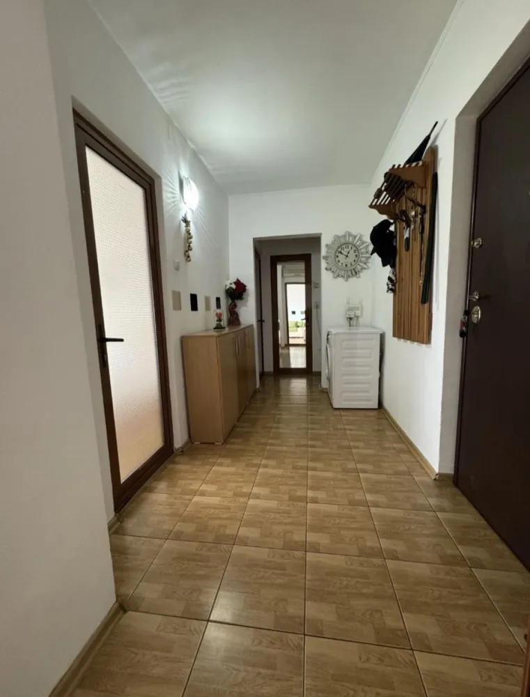Apartament 3 camere Cora Bratianu - Proprietar vand apartament 3 camere decomandat zona Cora Bratianu(Str Dezrobirii)
Mai multe poze:

https://www.storia.ro/ro/oferta/apartament-3-camere-IDzbqa.html

Se vinde mobilat complet
Loc de parcare in fata blocului
Acoperisul izolat in 2021 in regim propriu
Centrala pe gaz, plita&cuptor incorporate
Locuinta dispune de :doua balcoane, o debara si acces uscator & locuri depozitare(et9).