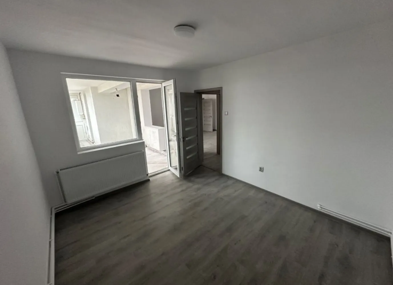 Apartament de vanzare-City Park Mall - Apartament de vanzare in zona City Park Mall Constanta, situat la etajul 4 avand izolatie pe acoperis fara infiltratii , in suprafata utila de 62m2 si un balcon de 12m2, apartamentul este recent renovat, instalatia electrica schimbata si centrala noua pe gaze