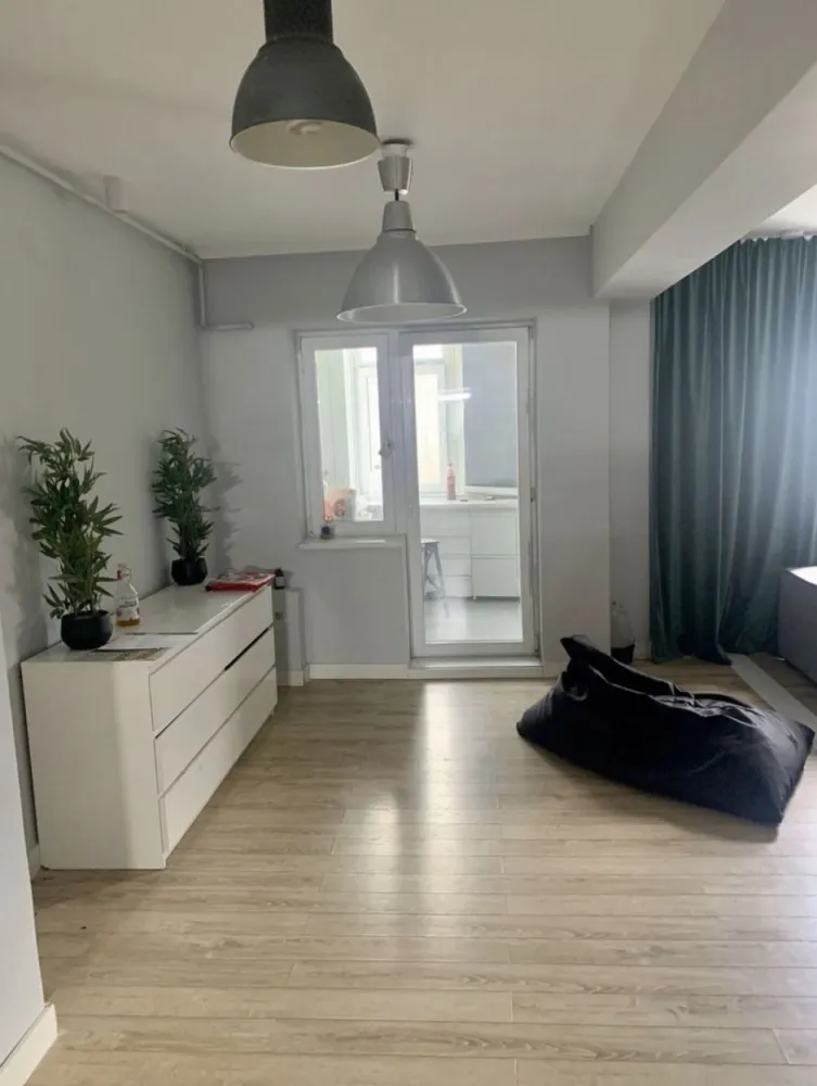 Gara apartament 3 camere - Se ofera catre vanzare apartament cu 3 camere transformat in 2 cu posibilitatea de a reveni la forma initiala , apartamentul avand 1 baie, 1 bucatarie , 1 hol, 2 balcoane , 1 cămară . Apartamentul este situat pe str Traian cu orientare SE , constructie 2002, dispune de centrala pe gaze, se vinde mobilat si utilat ca in imaginile postate. In poze este varianta actuala de 2 camere care poate fi refacuta in 3 camere si inca un grup sanitar in locul debaralei, ca posibilităţi de amenajare a spaţiului. Suprafata totala a apartamentului este de 69,59 m si cea utila de 58,43.