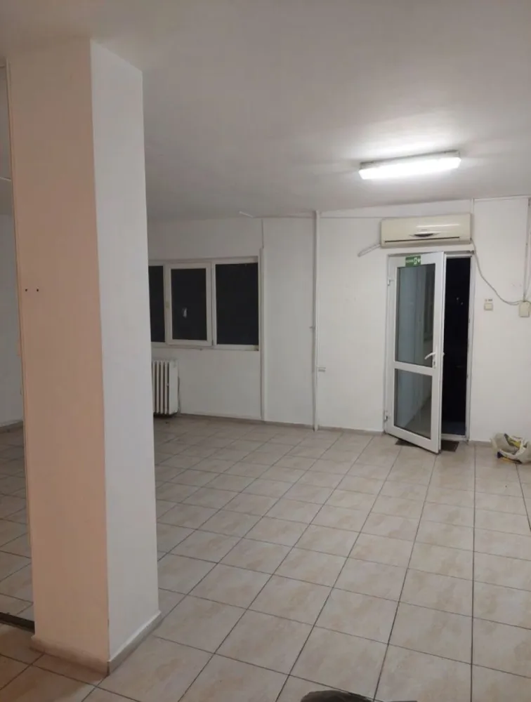 Apartament 3 camere..Pt locuit sau spatiu comercial, sediu, zona Victor - Unic pe zona...Vand Apartament 3 camere la parter,(supraf utila 66,63mp,balcon 3mp,boxa cuprinsa in cadastru de 9.90mp),apartamentul a functionat ca sediu firma Euroins Asigurari,destinatie declarata- Nerezidential,zona Victoria ,,al 2- lea bloc din intersectie pe stanga sensul spre Dacia,decomandat ,Acces direct din bd Tomis,ideal Sediu ,Notariat,Cabinet medical,Activitati economice,este incadrat intre 2 Saloane de beauty..vedere fata si pe spate dormitoarele(se mai pot adauga 2 balcoane dupa necesitatea viitoarei intrebuintari). Proprietar 07******35..pret 118000€. Sau schimb cu teren,casa demolabila deschidere minim 12ml, central,Tomis 2,Faleza Nord,Tabacariei.