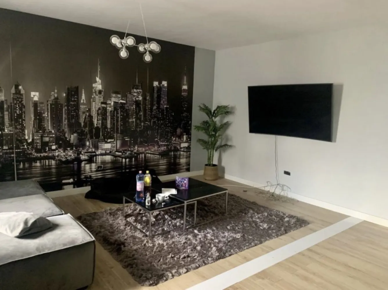 Gara apartament 3 camere - Se ofera catre vanzare apartament cu 3 camere transformat in 2 cu posibilitatea de a reveni la forma initiala , apartamentul avand 1 baie, 1 bucatarie , 1 hol, 2 balcoane , 1 cămară . Apartamentul este situat pe str Traian cu orientare SE , constructie 2002, dispune de centrala pe gaze, se vinde mobilat si utilat ca in imaginile postate. In poze este varianta actuala de 2 camere care poate fi refacuta in 3 camere si inca un grup sanitar in locul debaralei, ca posibilităţi de amenajare a spaţiului. Suprafata totala a apartamentului este de 69,59 m si cea utila de 58,43.