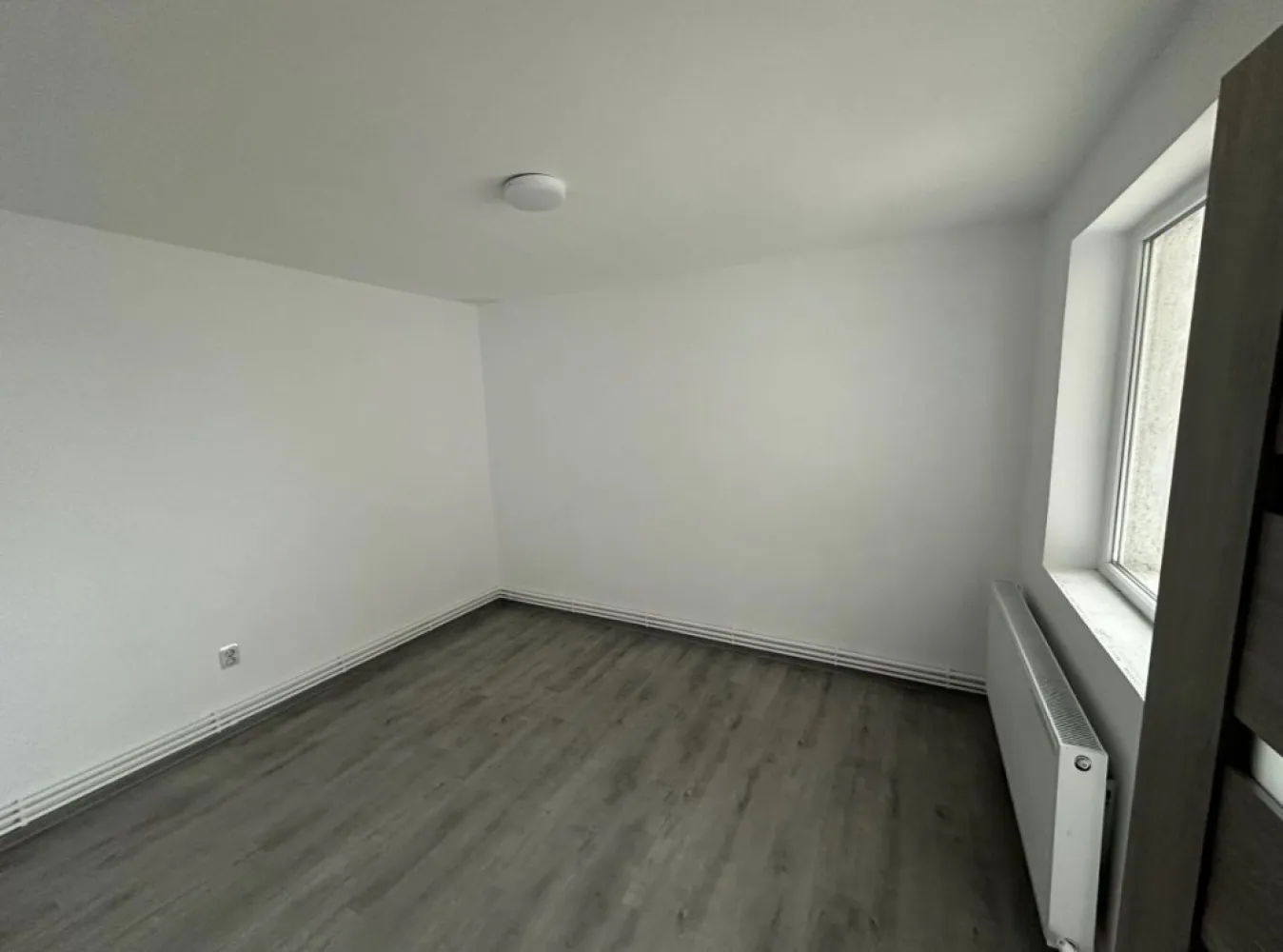 Apartament de vanzare-City Park Mall - Apartament de vanzare in zona City Park Mall Constanta, situat la etajul 4 avand izolatie pe acoperis fara infiltratii , in suprafata utila de 62m2 si un balcon de 12m2, apartamentul este recent renovat, instalatia electrica schimbata si centrala noua pe gaze