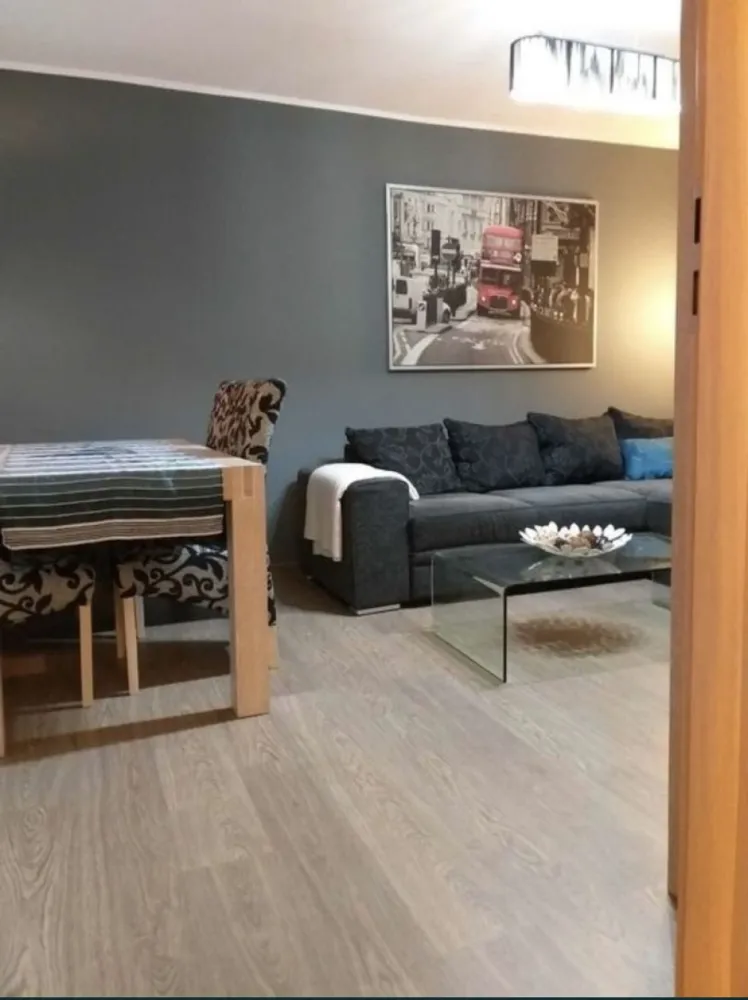 Apartament de vanzare cu 3 camere - Vand apartament cu 3 camere, pe Bdul. Tomis, zona Tomis Nord, decomandat, etaj 4 din 10, suprafata 67 mp (71 mp cu balcon). Apartamentul este complet renovat ( toata instalatia electrica a fost schimbata, gresie, faianta, parchet, tamplarie PVC, balconul inchis). Acesta se vinde complet mobilat si utilat (masina de spalat vase, frigider, plita pe gaz, cuptor electric, masina de spalat rufe, cada cu jacuzzi). Posibilitate racordare la gaze imediata ( documentele sunt finalizate si aprobate, teava este trasa pe casa scarii, in dreptul usii apartamentului). PRETUL ESTE NEGOCIABIL.