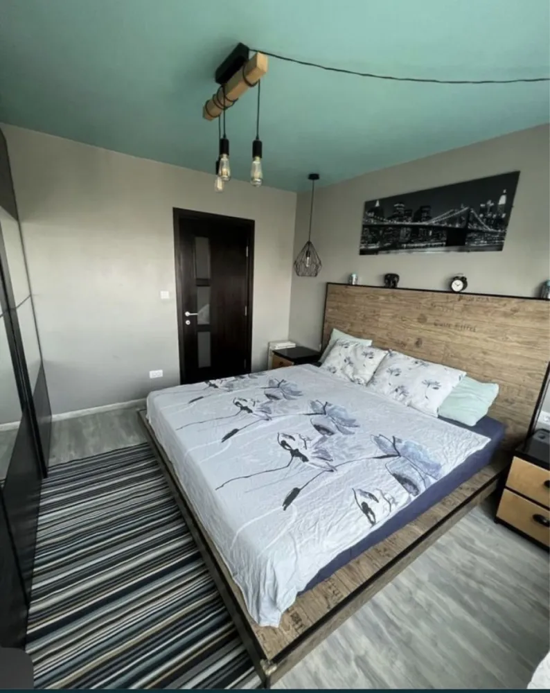 Tomis Nord 3 camere - Apartamentul se afla la etajul 9/10 al unui bloc construit in 1978, fiind incadrat si izolat exterior. Este curat, bine intretinut si dispune de centrala cu gaz si aparat de aer conditionat.

Apartamentul detine finisaje moderne si se vinde mobilat si utilat conform fotografiilor de prezentare.

Apartamentul se afla in apropierea magazinelor, gradinitei, mall Vivo, mijloacelor de transport in comun si la 10 minute de centrul orasului.

Pentru mai multe detalii sau pentru a programa o vizionare va asteptam sa ne contactati la numarul de telefon afisat.