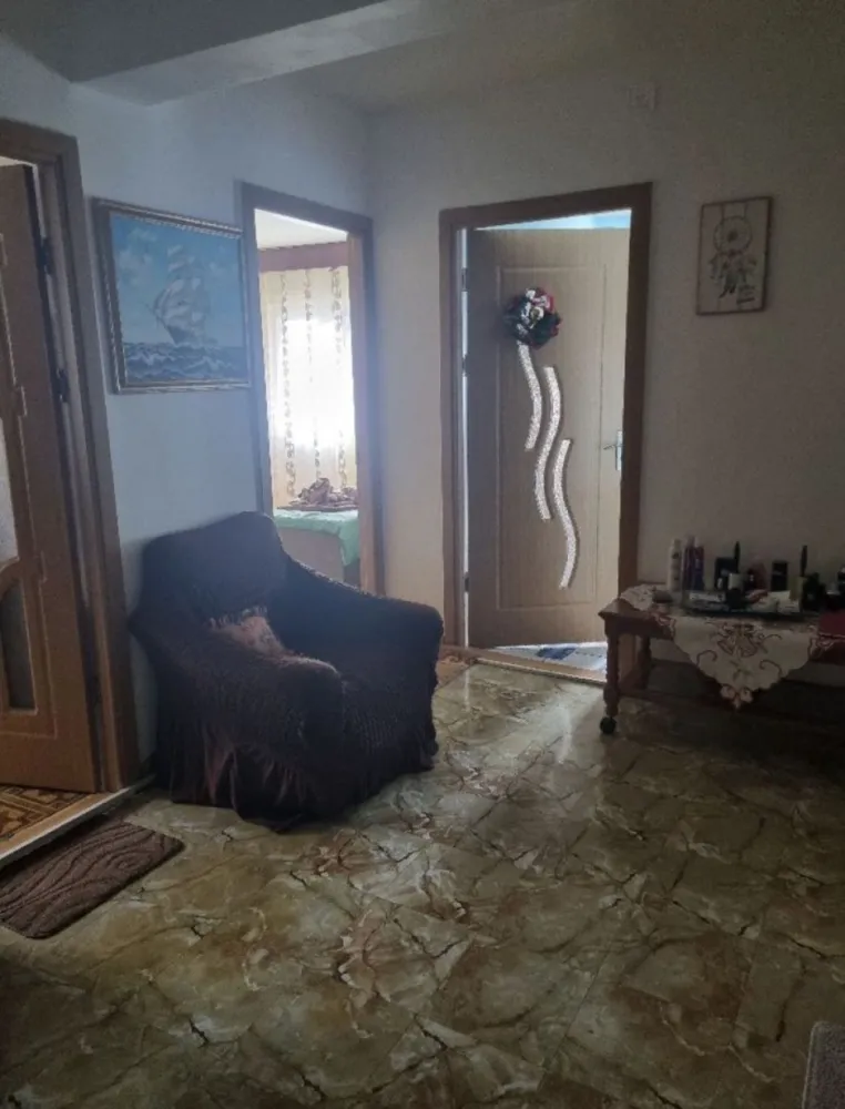 Apartament 3 camere - Vand apartament 3 camere, faleza nord, etaj 4/4. Centrala gaze. Strada Unirii complex. 70 mp. Doua bai, balcon cu vedere panoramica. 3 min pe jos pana la plaja. Parc langa bloc..scoala, magazine. Fara imbunatatiri, nerenovat. Direct proprietar. 119.000 euro.