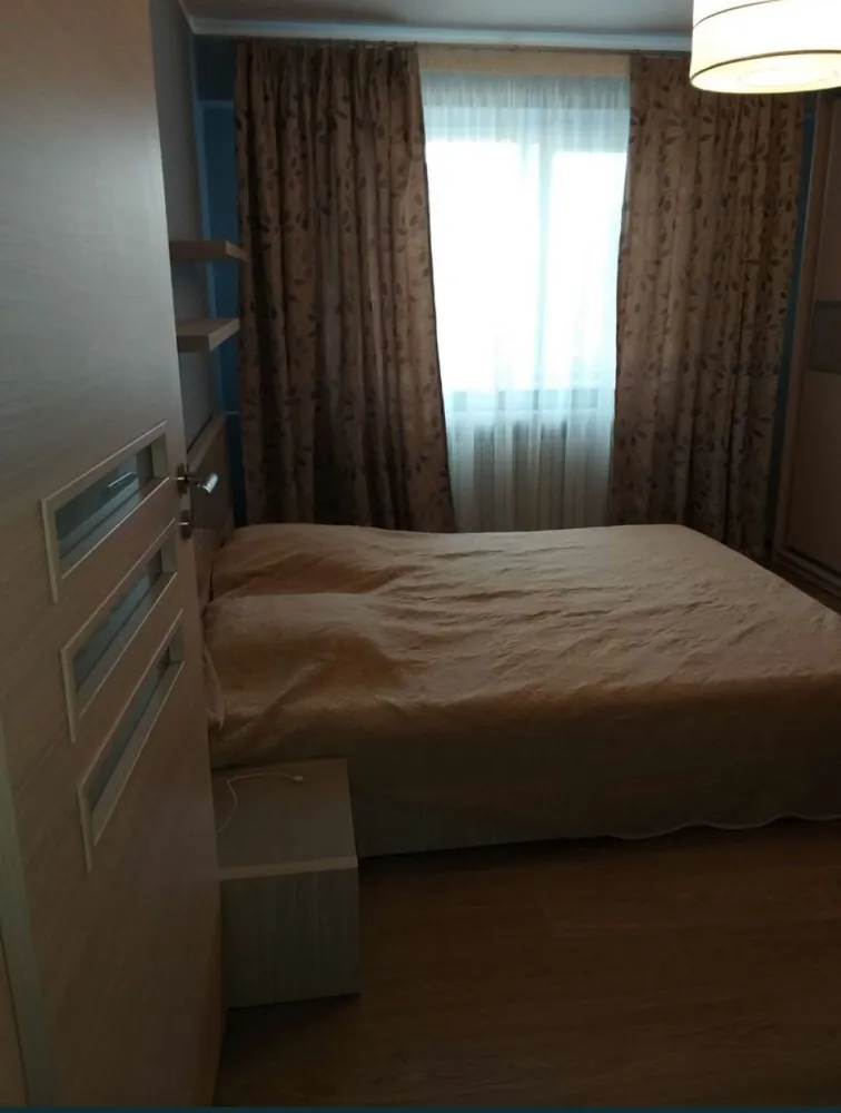 Apartament de vanzare cu 3 camere - Vand apartament cu 3 camere, pe Bdul. Tomis, zona Tomis Nord, decomandat, etaj 4 din 10, suprafata 67 mp (71 mp cu balcon). Apartamentul este complet renovat ( toata instalatia electrica a fost schimbata, gresie, faianta, parchet, tamplarie PVC, balconul inchis). Acesta se vinde complet mobilat si utilat (masina de spalat vase, frigider, plita pe gaz, cuptor electric, masina de spalat rufe, cada cu jacuzzi). Posibilitate racordare la gaze imediata ( documentele sunt finalizate si aprobate, teava este trasa pe casa scarii, in dreptul usii apartamentului). PRETUL ESTE NEGOCIABIL.