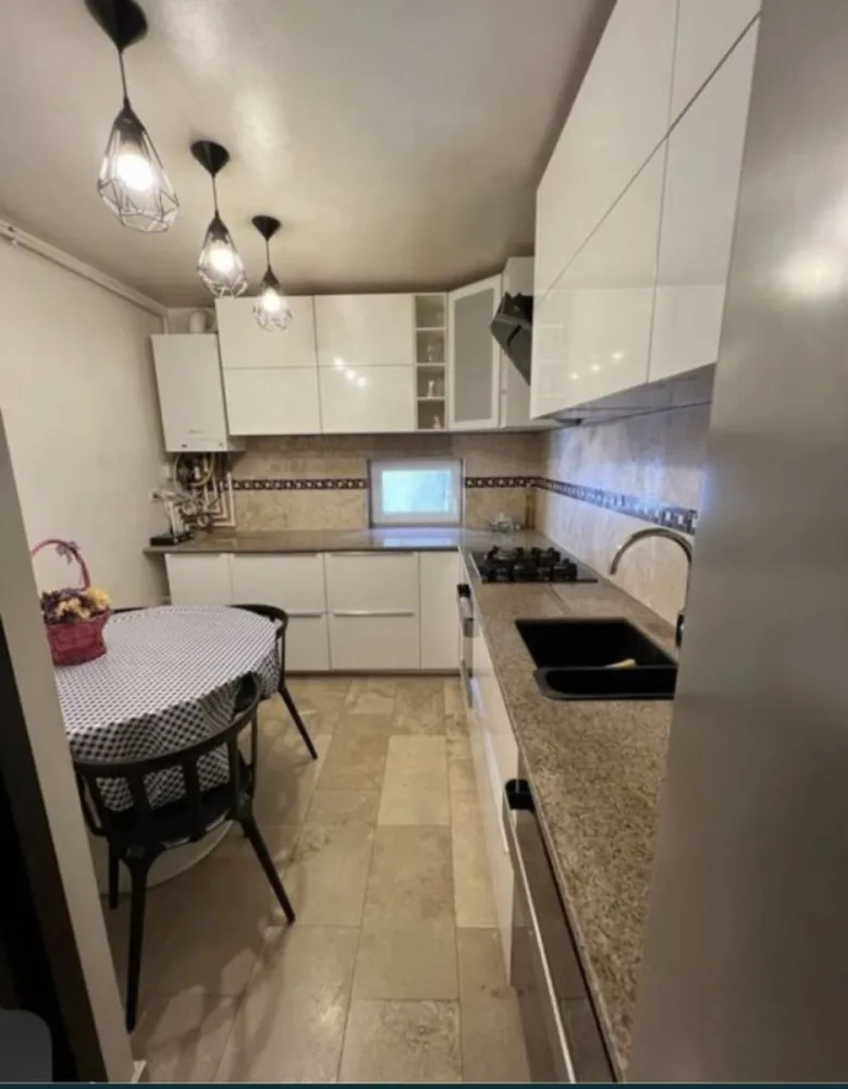 Tomis Nord 3 camere - Apartamentul se afla la etajul 9/10 al unui bloc construit in 1978, fiind incadrat si izolat exterior. Este curat, bine intretinut si dispune de centrala cu gaz si aparat de aer conditionat.

Apartamentul detine finisaje moderne si se vinde mobilat si utilat conform fotografiilor de prezentare.

Apartamentul se afla in apropierea magazinelor, gradinitei, mall Vivo, mijloacelor de transport in comun si la 10 minute de centrul orasului.

Pentru mai multe detalii sau pentru a programa o vizionare va asteptam sa ne contactati la numarul de telefon afisat.