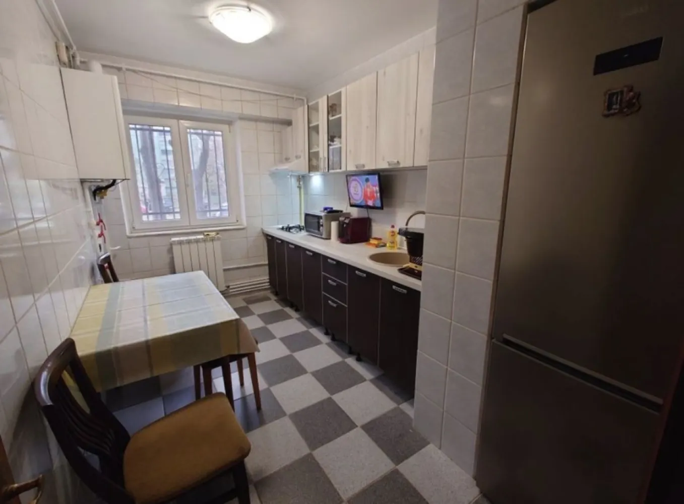 Proprietar vand ap3 camere decomandat Ciresica Tomis Nord - Persoana fizica, vand apartament cu 3 camere, decomandat, confort 0, 70mp utili, parter cu balcon, boxa 10mp, izolat exterior, instalatie electrica de cupru, centrala pe gaz. Ideal de locuit, in vecinatate se gasesc urmatoarele: magazine, farmacii, medici de familie, piata Ciresica, piata Tic Tac, gradinita Amicii, scoala 38 Dimitrie Cantemir, scoala 29 Mihai Viteazul, liceul Calinescu, liceul Virgil Madgearu, liceul Decebal, postliceala Hipocrate, campus universitar Ovidius, parcul Tabacariei, City Park Mall. Sau ca investitie, se poate inchiria permanent, sau pe durata anului scolar si de sezon. In apropiere se afla satul de vacanta, statiunea Mamaia.