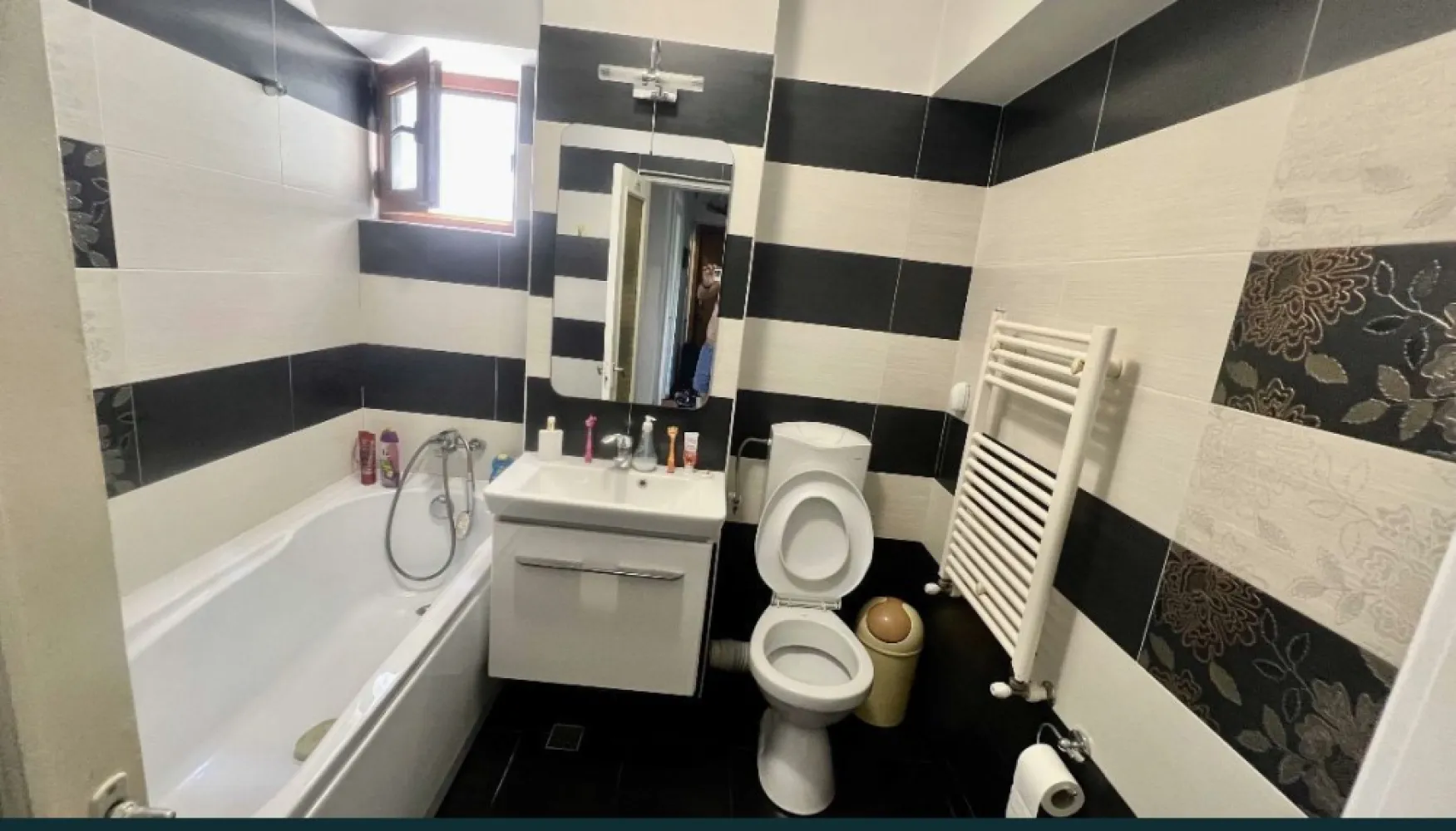 Apartament 3 camere Capitol - Persoană fizică vând apartament 3 camere , decomandat , confort 0 , an 1982 ,bloc anvelopat , scară amenajată ( doar 8 ap pe scară ) situat in zona Capitol ( vis a vis de “Institutul /Centrul de proiectări “/ Spitalul Județean ) . Etaj 4 din 4. Vedere pe Bulevardul Tomis si in curtea interioara . Ap are 2 balcoane ,2 bai, termopane, gaze / centrală proprie , AC , este mobilat si utilat după cum se vede in poze ,în afară de băi necesitând renovare. Prețul se poate considera fix . Pot oferi la cerere prezentare video.