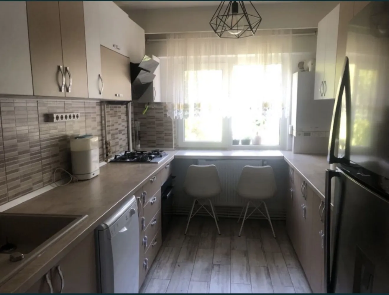 Ap de vanzare 3 camere Tomis 3 - Proprietar vand apartament 3 camere decomandat , 2 grupuri sanitare ,, confort 0, 77 mp utili ,etajul 1 intr- un bloc de 4 nivele , cu vedere pe Tomis vis a vis de ANAF , Mega Image , la 2 min de City Mall., zona Tomis 3.Apartamentul deține izolație exterioara,centrală pe gaz viessmann , aer condiționat 18000 de BTU , mașina de spălat rufe cu uscător LG,jacuzzi,wc cu capac soft Close si bideu incorporat,mașina de spălat vase, 3 tv , frigider , canapea extensibila Euromobila,mobila este la comanda cu sistem soft close, saltea Dormeo Platinum de Lux,electrocasnicele sunt Smart .Loc de parcare Colaborez cu agențiile imobiliare, plătesc comision.
