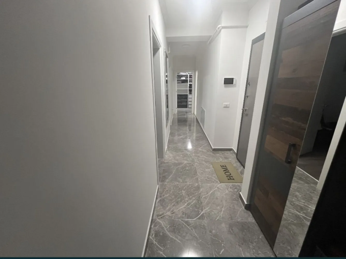 Ap 3 camere decomandat in cplx Energia Residence - De vanzare apartament cu 3 camere decomandat cu centrala pe gaz , utilat și mobilat complet totul nou și în garanție! Apartamentul are 1 bucătărie separată, 2 dormitoare, 2 băi, 2 balcoane, hol, cameră de serviciu dressing și living. Mobilierul este efectuat la comandă (Mobiliart și Mobexpert) Acesta dispune de absolut toate utilitățile (mașina de spălat LG ,uscător Electrolux,3 televizoare LG ,cuptor electric Electrolux, hota Electrolux, aragaz Arctic, combină frigorifică Arctic, aer condiționat Gree, cuptor microunde Samsung, mașină cafea Philips etc. toate noi in garantie. Etaj - parter , 81 metri utili, an construcție 2023. Apartamentul dispune de un loc de parcare și de locul de joacă pentru copii din cadrul complexului Energia Residence ! Apartamentul este foarte călduros iarna și răcoros vara. Vederea este spre locul de joacă pentru copii acesta aflându-se în mijlocul complexului fiind împrejmuit de spații verzi amenajate, copaci și flori superbe. Pentru a vă bucura de spațiile verzi superbe vă puteți relaxa la foișorul special amenajat. Zona Kamsas-Energia blocurile noi din complexul Energia Residence de pe strada Constantin Bobescu! Proprietar persoana fizica 0% comision! Prețul este negociabil ! Merită văzut ! Detalii la numărul de telefon!