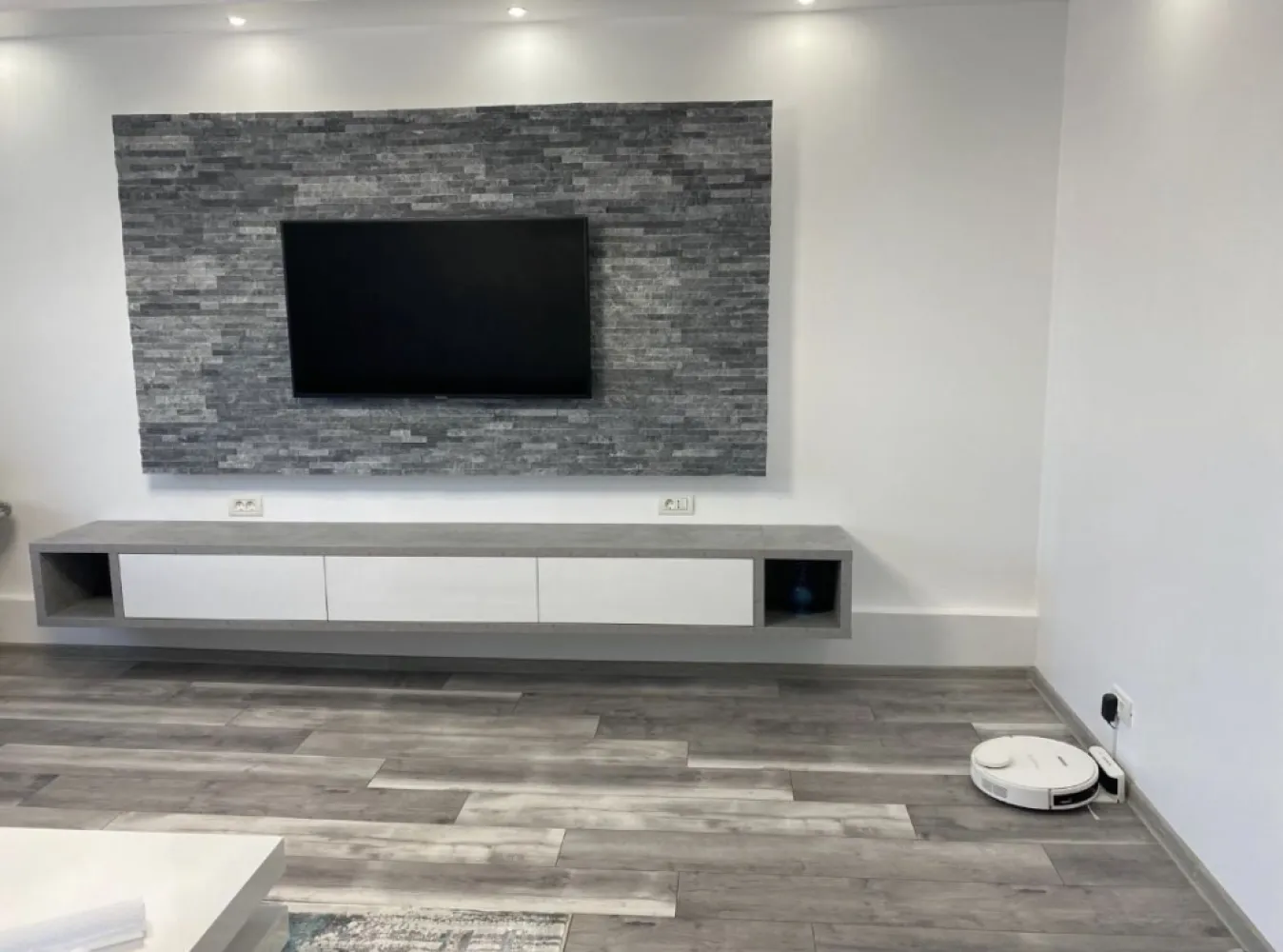 Vand ap 3 camere zona Big Cora Bratianu - Persoana fizica vand apartament la prețul de: 152000€. Pentru mai multe informații contactați-ma la numărul de telefon: 0746133603 Apartamentul are o suprafață utila de 71.78 mp si un balcon cu o suprafață de 4.59 mp, plus loc de parcare la doar 50 de metri de intrarea în bloc. Apartamentul este compus din: Bucătărie: 10.1 mp Hol: 9.81 mp Baie mare: 4.22 mp Baie mica: 2 mp Living: 19.82 mp Dormitor mare: 13.86 mp Dormitor mic: 11.97 mp Apartamentul a fost renovat complet în urma cu aproximativ 2 ani (instalație electrica complet noua, instalații sanitare complet noi, finisaje refăcute pana la placa de beton) Apartamentul este situat la etajul 6/8 cu centrala pe gaz, cu lift renovat complet recent și deține 2 boxe la subsol de 4 mp și una de 20 mp. Ambele intrări de acces in scara blocului sunt prevazute cu camere video de supraveghere. Apartamentul se vinde complet mobilat mai puțin mobilierul de copii, plus electrocasnice (unități de racire in fiecare camera, tv-uri in fiecare camera, plita electrica, cuptor electric, cuptor cu microunde incorporat in insula bucătăriei, hota, frigider, masina de spalat vase incorporabila, uscător haine, masina automata). Imobil cu acces din strada Dezrobirii, strada asfaltata, cu 3 benzi de circulatie pe sens, la aproximatic 100 m de intersectia cu Bd. I.C. Bratianu. Apartamentul este situat intr-un bloc de locuinte, avand regim de inaltime P+8E, construit in anul 1989 si dat in folosinta in 1992. Blocul are fundatii si structura din beton armat, inchideri perimetrale din beton armat, acoperis de tip terasa. Usa de acces in bloc este din PVC cu geam termopan. Imobilul se considera a avea finisaje de calitate superioara si detine toate utilitatile publice. Proprietatea este amplasata in zona estica, mediana, a municipiului Constanta, in zona Inel 2, cu acces la mijloace de transport in comun, avand in apropriere institutii de invatamant, sedii de insitutii bancare, farmacii, restaurante, institutii de cult si centre comerciale (Cora Bratianu, Mobexpert Outlet).