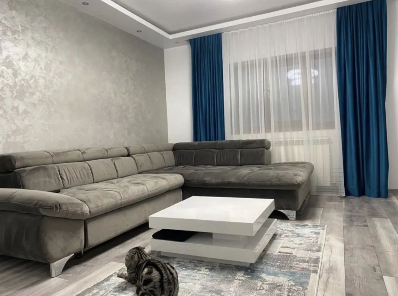 Vand ap 3 camere zona Big Cora Bratianu - Persoana fizica vand apartament la prețul de: 152000€. Pentru mai multe informații contactați-ma la numărul de telefon: 0746133603 Apartamentul are o suprafață utila de 71.78 mp si un balcon cu o suprafață de 4.59 mp, plus loc de parcare la doar 50 de metri de intrarea în bloc. Apartamentul este compus din: Bucătărie: 10.1 mp Hol: 9.81 mp Baie mare: 4.22 mp Baie mica: 2 mp Living: 19.82 mp Dormitor mare: 13.86 mp Dormitor mic: 11.97 mp Apartamentul a fost renovat complet în urma cu aproximativ 2 ani (instalație electrica complet noua, instalații sanitare complet noi, finisaje refăcute pana la placa de beton) Apartamentul este situat la etajul 6/8 cu centrala pe gaz, cu lift renovat complet recent și deține 2 boxe la subsol de 4 mp și una de 20 mp. Ambele intrări de acces in scara blocului sunt prevazute cu camere video de supraveghere. Apartamentul se vinde complet mobilat mai puțin mobilierul de copii, plus electrocasnice (unități de racire in fiecare camera, tv-uri in fiecare camera, plita electrica, cuptor electric, cuptor cu microunde incorporat in insula bucătăriei, hota, frigider, masina de spalat vase incorporabila, uscător haine, masina automata). Imobil cu acces din strada Dezrobirii, strada asfaltata, cu 3 benzi de circulatie pe sens, la aproximatic 100 m de intersectia cu Bd. I.C. Bratianu. Apartamentul este situat intr-un bloc de locuinte, avand regim de inaltime P+8E, construit in anul 1989 si dat in folosinta in 1992. Blocul are fundatii si structura din beton armat, inchideri perimetrale din beton armat, acoperis de tip terasa. Usa de acces in bloc este din PVC cu geam termopan. Imobilul se considera a avea finisaje de calitate superioara si detine toate utilitatile publice. Proprietatea este amplasata in zona estica, mediana, a municipiului Constanta, in zona Inel 2, cu acces la mijloace de transport in comun, avand in apropriere institutii de invatamant, sedii de insitutii bancare, farmacii, restaurante, institutii de cult si centre comerciale (Cora Bratianu, Mobexpert Outlet).