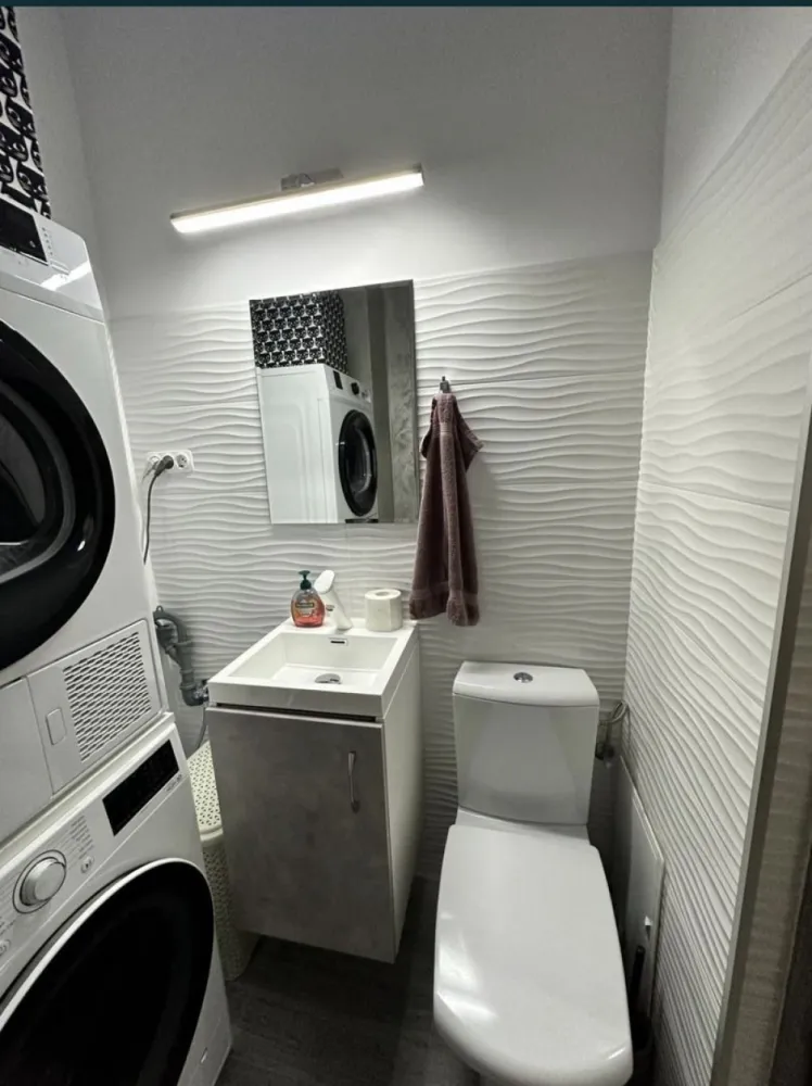 Vand ap 3 camere zona Big Cora Bratianu - Persoana fizica vand apartament la prețul de: 152000€. Pentru mai multe informații contactați-ma la numărul de telefon: 0746133603 Apartamentul are o suprafață utila de 71.78 mp si un balcon cu o suprafață de 4.59 mp, plus loc de parcare la doar 50 de metri de intrarea în bloc. Apartamentul este compus din: Bucătărie: 10.1 mp Hol: 9.81 mp Baie mare: 4.22 mp Baie mica: 2 mp Living: 19.82 mp Dormitor mare: 13.86 mp Dormitor mic: 11.97 mp Apartamentul a fost renovat complet în urma cu aproximativ 2 ani (instalație electrica complet noua, instalații sanitare complet noi, finisaje refăcute pana la placa de beton) Apartamentul este situat la etajul 6/8 cu centrala pe gaz, cu lift renovat complet recent și deține 2 boxe la subsol de 4 mp și una de 20 mp. Ambele intrări de acces in scara blocului sunt prevazute cu camere video de supraveghere. Apartamentul se vinde complet mobilat mai puțin mobilierul de copii, plus electrocasnice (unități de racire in fiecare camera, tv-uri in fiecare camera, plita electrica, cuptor electric, cuptor cu microunde incorporat in insula bucătăriei, hota, frigider, masina de spalat vase incorporabila, uscător haine, masina automata). Imobil cu acces din strada Dezrobirii, strada asfaltata, cu 3 benzi de circulatie pe sens, la aproximatic 100 m de intersectia cu Bd. I.C. Bratianu. Apartamentul este situat intr-un bloc de locuinte, avand regim de inaltime P+8E, construit in anul 1989 si dat in folosinta in 1992. Blocul are fundatii si structura din beton armat, inchideri perimetrale din beton armat, acoperis de tip terasa. Usa de acces in bloc este din PVC cu geam termopan. Imobilul se considera a avea finisaje de calitate superioara si detine toate utilitatile publice. Proprietatea este amplasata in zona estica, mediana, a municipiului Constanta, in zona Inel 2, cu acces la mijloace de transport in comun, avand in apropriere institutii de invatamant, sedii de insitutii bancare, farmacii, restaurante, institutii de cult si centre comerciale (Cora Bratianu, Mobexpert Outlet).