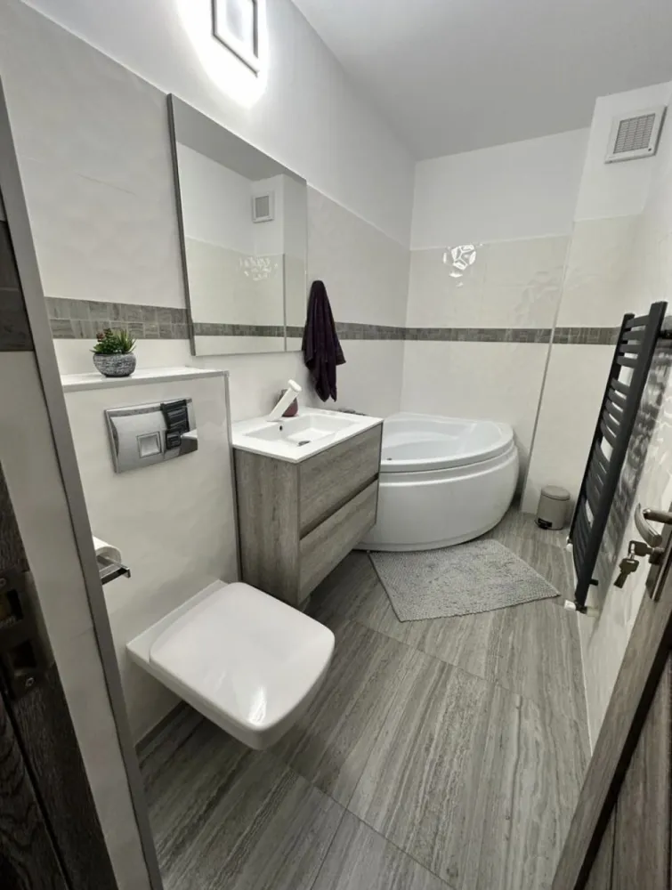 Vand ap 3 camere zona Big Cora Bratianu - Persoana fizica vand apartament la prețul de: 152000€. Pentru mai multe informații contactați-ma la numărul de telefon: 0746133603 Apartamentul are o suprafață utila de 71.78 mp si un balcon cu o suprafață de 4.59 mp, plus loc de parcare la doar 50 de metri de intrarea în bloc. Apartamentul este compus din: Bucătărie: 10.1 mp Hol: 9.81 mp Baie mare: 4.22 mp Baie mica: 2 mp Living: 19.82 mp Dormitor mare: 13.86 mp Dormitor mic: 11.97 mp Apartamentul a fost renovat complet în urma cu aproximativ 2 ani (instalație electrica complet noua, instalații sanitare complet noi, finisaje refăcute pana la placa de beton) Apartamentul este situat la etajul 6/8 cu centrala pe gaz, cu lift renovat complet recent și deține 2 boxe la subsol de 4 mp și una de 20 mp. Ambele intrări de acces in scara blocului sunt prevazute cu camere video de supraveghere. Apartamentul se vinde complet mobilat mai puțin mobilierul de copii, plus electrocasnice (unități de racire in fiecare camera, tv-uri in fiecare camera, plita electrica, cuptor electric, cuptor cu microunde incorporat in insula bucătăriei, hota, frigider, masina de spalat vase incorporabila, uscător haine, masina automata). Imobil cu acces din strada Dezrobirii, strada asfaltata, cu 3 benzi de circulatie pe sens, la aproximatic 100 m de intersectia cu Bd. I.C. Bratianu. Apartamentul este situat intr-un bloc de locuinte, avand regim de inaltime P+8E, construit in anul 1989 si dat in folosinta in 1992. Blocul are fundatii si structura din beton armat, inchideri perimetrale din beton armat, acoperis de tip terasa. Usa de acces in bloc este din PVC cu geam termopan. Imobilul se considera a avea finisaje de calitate superioara si detine toate utilitatile publice. Proprietatea este amplasata in zona estica, mediana, a municipiului Constanta, in zona Inel 2, cu acces la mijloace de transport in comun, avand in apropriere institutii de invatamant, sedii de insitutii bancare, farmacii, restaurante, institutii de cult si centre comerciale (Cora Bratianu, Mobexpert Outlet).