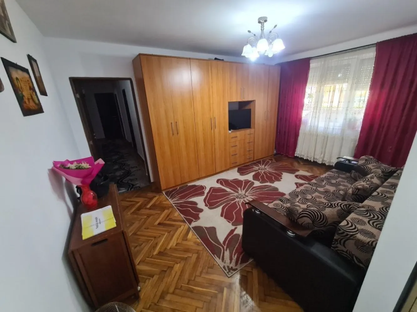 BRASADAS vinde apt. 4 cam CARAMIDA, 80mp PARTER in Micro 14. - Agenția BRASADAS vinde apartament cu 4 camere din CARAMIDA situat în micro 14. 
Apartamentul este situat la PARTER si are 3 dormitoare , living , bucătărie, baie , debara și 2 holuri, 80 mp2 , centrală , geamuri termopan , uși noi , parchet , gresie , faianță, izolat exterior , instalatie electrica noua. Zona este una foarte bună fiind la maxim 5 minute depărtare de : scoala , gradinita , spital , lidl , kaufland , mall , peco , piața, farmacii și multe alte hypermarketuri.
Lângă bloc este și un parc cu jocuri pentru copii , care oferă umbra și răcoare pe timp de vara . Loc de parcare , zona liniștită, fără zgomote care sa deranjeze . Complet renovat când a fost cumpărat, proaspăt zugrăvit.
www.brasadas.com.