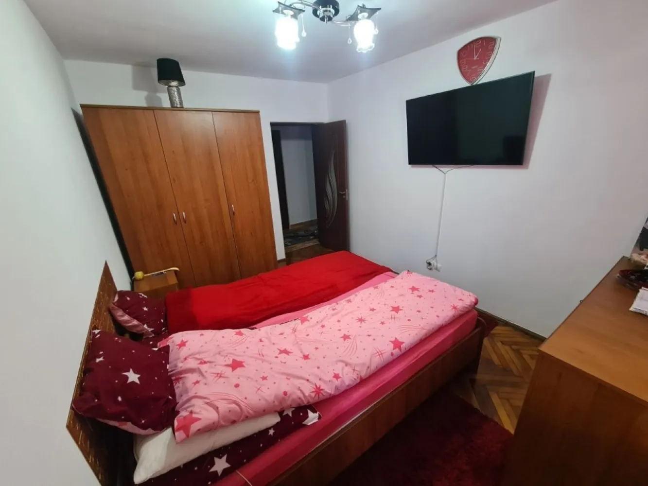 BRASADAS vinde apt. 4 cam CARAMIDA, 80mp PARTER in Micro 14. - Agenția BRASADAS vinde apartament cu 4 camere din CARAMIDA situat în micro 14. 
Apartamentul este situat la PARTER si are 3 dormitoare , living , bucătărie, baie , debara și 2 holuri, 80 mp2 , centrală , geamuri termopan , uși noi , parchet , gresie , faianță, izolat exterior , instalatie electrica noua. Zona este una foarte bună fiind la maxim 5 minute depărtare de : scoala , gradinita , spital , lidl , kaufland , mall , peco , piața, farmacii și multe alte hypermarketuri.
Lângă bloc este și un parc cu jocuri pentru copii , care oferă umbra și răcoare pe timp de vara . Loc de parcare , zona liniștită, fără zgomote care sa deranjeze . Complet renovat când a fost cumpărat, proaspăt zugrăvit.
www.brasadas.com.