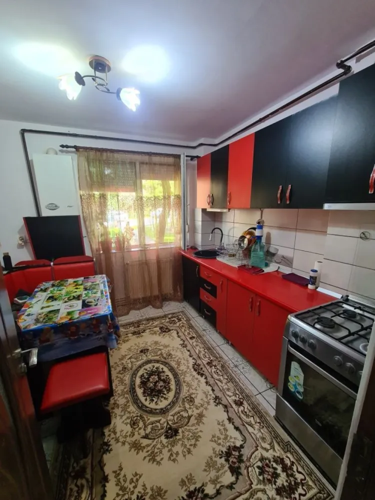 BRASADAS vinde apt. 4 cam CARAMIDA, 80mp PARTER in Micro 14. - Agenția BRASADAS vinde apartament cu 4 camere din CARAMIDA situat în micro 14. 
Apartamentul este situat la PARTER si are 3 dormitoare , living , bucătărie, baie , debara și 2 holuri, 80 mp2 , centrală , geamuri termopan , uși noi , parchet , gresie , faianță, izolat exterior , instalatie electrica noua. Zona este una foarte bună fiind la maxim 5 minute depărtare de : scoala , gradinita , spital , lidl , kaufland , mall , peco , piața, farmacii și multe alte hypermarketuri.
Lângă bloc este și un parc cu jocuri pentru copii , care oferă umbra și răcoare pe timp de vara . Loc de parcare , zona liniștită, fără zgomote care sa deranjeze . Complet renovat când a fost cumpărat, proaspăt zugrăvit.
www.brasadas.com.