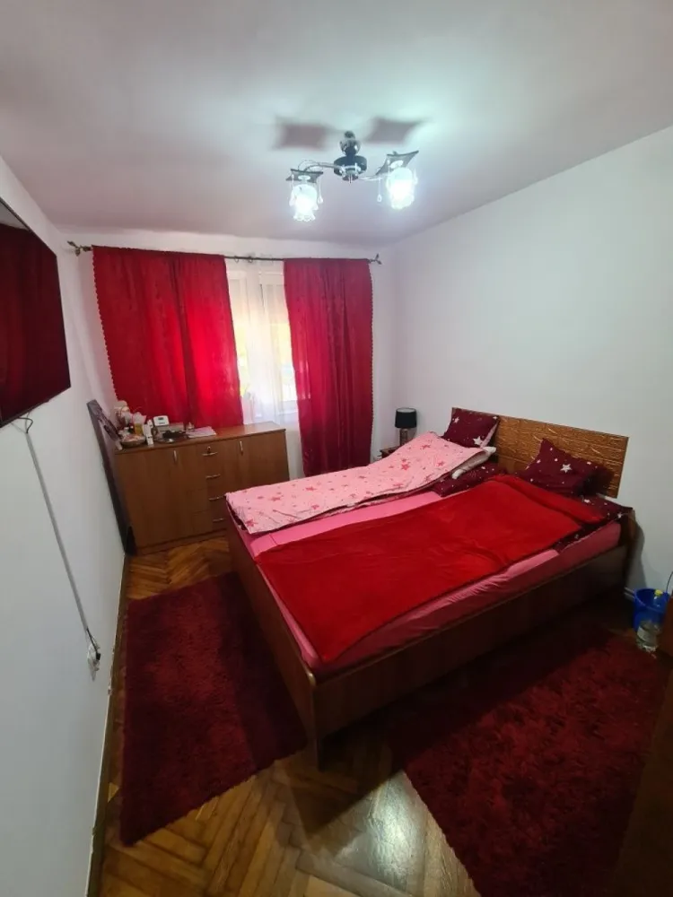 BRASADAS vinde apt. 4 cam CARAMIDA, 80mp PARTER in Micro 14. - Agenția BRASADAS vinde apartament cu 4 camere din CARAMIDA situat în micro 14. 
Apartamentul este situat la PARTER si are 3 dormitoare , living , bucătărie, baie , debara și 2 holuri, 80 mp2 , centrală , geamuri termopan , uși noi , parchet , gresie , faianță, izolat exterior , instalatie electrica noua. Zona este una foarte bună fiind la maxim 5 minute depărtare de : scoala , gradinita , spital , lidl , kaufland , mall , peco , piața, farmacii și multe alte hypermarketuri.
Lângă bloc este și un parc cu jocuri pentru copii , care oferă umbra și răcoare pe timp de vara . Loc de parcare , zona liniștită, fără zgomote care sa deranjeze . Complet renovat când a fost cumpărat, proaspăt zugrăvit.
www.brasadas.com.