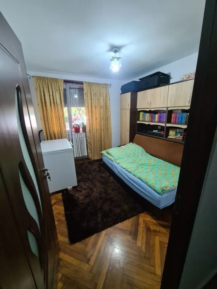 BRASADAS vinde apt. 4 cam CARAMIDA, 80mp PARTER in Micro 14. - Agenția BRASADAS vinde apartament cu 4 camere din CARAMIDA situat în micro 14. 
Apartamentul este situat la PARTER si are 3 dormitoare , living , bucătărie, baie , debara și 2 holuri, 80 mp2 , centrală , geamuri termopan , uși noi , parchet , gresie , faianță, izolat exterior , instalatie electrica noua. Zona este una foarte bună fiind la maxim 5 minute depărtare de : scoala , gradinita , spital , lidl , kaufland , mall , peco , piața, farmacii și multe alte hypermarketuri.
Lângă bloc este și un parc cu jocuri pentru copii , care oferă umbra și răcoare pe timp de vara . Loc de parcare , zona liniștită, fără zgomote care sa deranjeze . Complet renovat când a fost cumpărat, proaspăt zugrăvit.
www.brasadas.com.