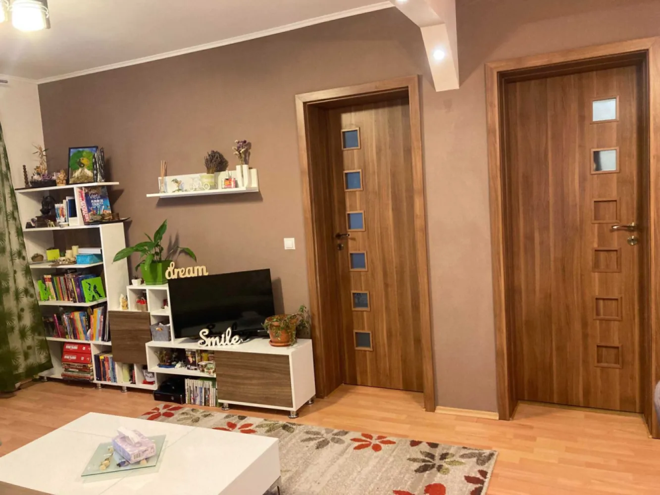 Vând apartament cu 3 camere - Vand apartament cu 3 camere pe Arinului 4, bl 12, Satu Mare.
Apartamentul este situat la intrare in oraș dinspre Auchan, primul bloc de la semafor pe Careiului, în dreapta, în blocul cu cabinetul veterinar Sabados.
Zona este minunată și este liniștită.
Este etajul 4/4, bloc din cărămidă, cu acoperiș.
Apartamentul are 72 mp, aer condiționat, centrală termică, geamuri termopan, balcon, beci privat, uși de intrare din lemn de calitate, ușa de intrare din fier. Interfon la intrare in bloc.
Este complet mobilat și utilat gata să te primească.
Prețul este de 69.000 euro, negociabil.
Cine este interesat îl rog sa sune la Nr. 07******79.