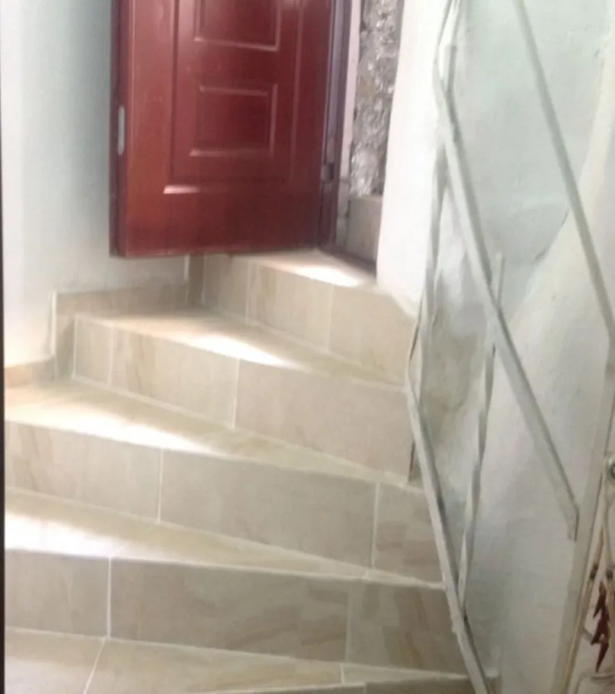 Apartament 3 camere de vanzare 57 mp Uniri - Metropoliei - Agentia Europa vinde un apartament 3 camere zona Uniri , Mitropolie, intr-o residenta privata P+ 3 , cu curte , verdeata, demisol inalt , totul refacut in 2019, baie, bucatarie mobilata, instalatie electrica noua, ,instalatie apa -noua, contor citire de la distanta pentru apa, ,incalzire cu calorifere electrice, ,gaz la bucatarie ,usi si geamuri termopane ,gresie , faianata , totul nou, zugravit.