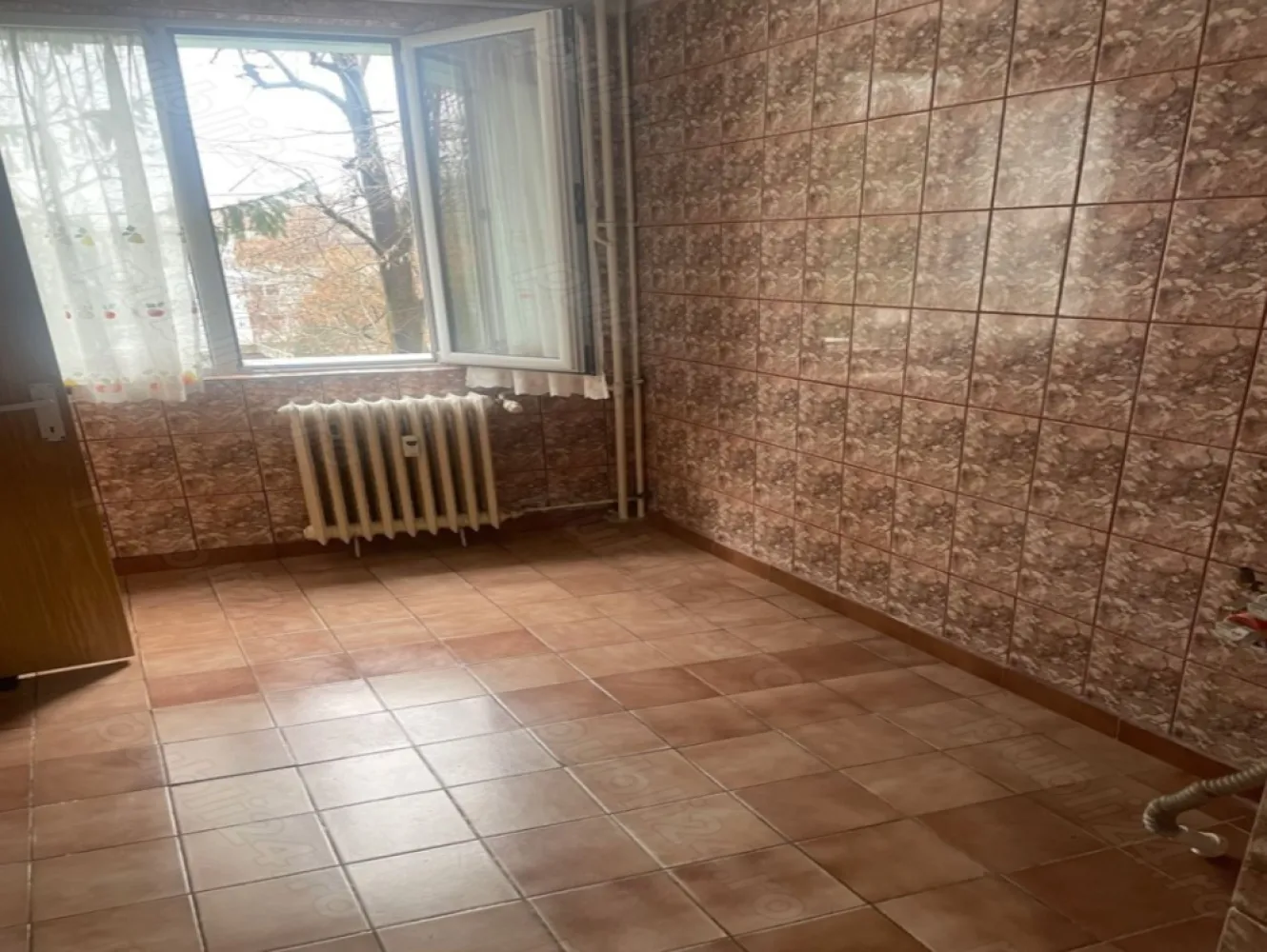 Ap. 3 cam de vanzare 64 mp Et. 2/4 An 1974 Brancoveanu -Progresu - Agentia Europa pune la vanzare un apartament de 3 camere , et 2 / 4 ,intr-un bloc solid , zona linistita cu multa verdeata, cu vecini linistiti. Imobilul are 64mp si este din anul 1974
Apartamentul se gaseste in vecinatatea bulevardului C-tin Brancoveanu.,Progresu - langa scoala Elena Farago. Este un apartament curat, izolat termic si fonic. 
Include si o boxa de depozitare in subsolul blocului. 
Este disponibil imediat.
Vizionari in fiecare zi dupaora 18.00