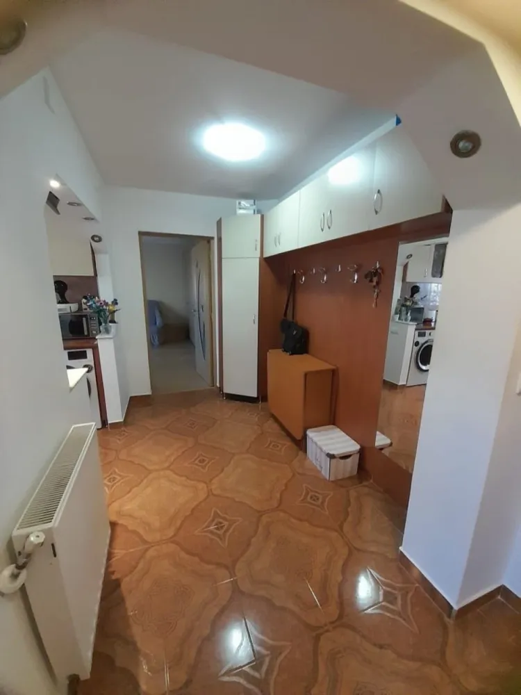 Văd apartament 2 camere - Vând apartament cu 2 camere situat în Micro 15, pe Strada Careiului.

Carecteristici:
- Suprafață utilă: 42 mp
- Compartimentare: decomandat
- Etaj: 4
- Se vinde mobilat 
- Încălzire: centrală proprie
- Balcon: da 
-Beci + Debara pe holul scării

Facilități:
-Localizare bună : aproape de școli, magazine, mijloace de transport în comun , spital, mall , la 15 min pe jos de centru .
- Este izolat pe interior 
- Geamuri termopan, gealuzele exteriore cu plasă de țânțari 

Preț: 72.000 € (negociabil)

Apartamentul se vinde direct de la proprietar. 

Pentru mai multe detalii mă sunați la nr:
07******91
