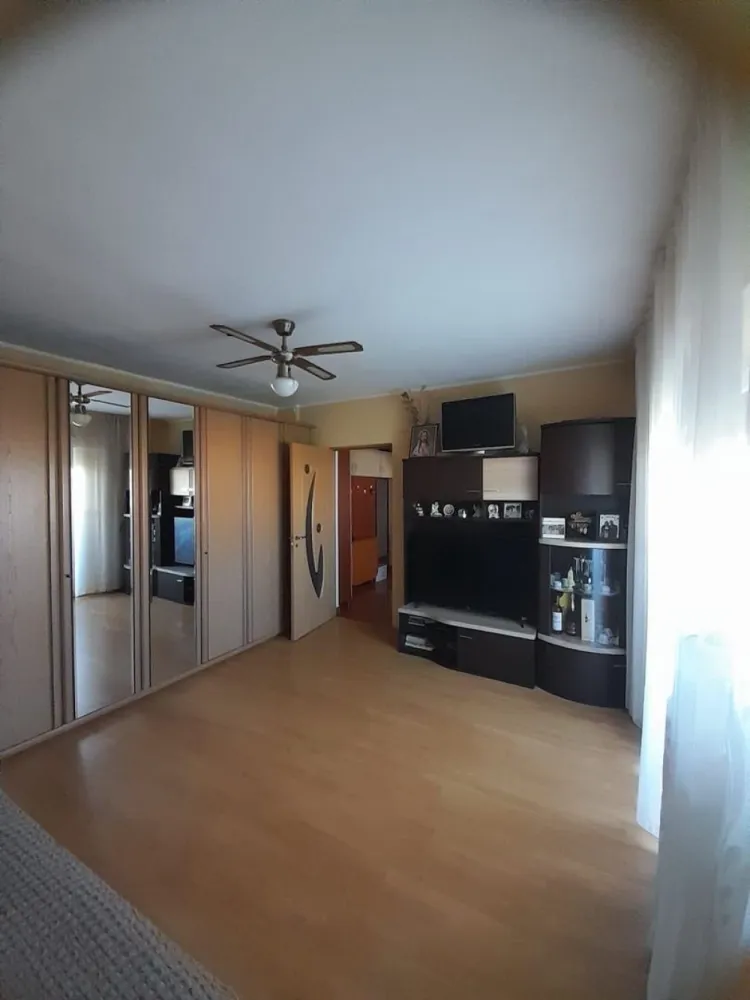 Văd apartament 2 camere - Vând apartament cu 2 camere situat în Micro 15, pe Strada Careiului.

Carecteristici:
- Suprafață utilă: 42 mp
- Compartimentare: decomandat
- Etaj: 4
- Se vinde mobilat 
- Încălzire: centrală proprie
- Balcon: da 
-Beci + Debara pe holul scării

Facilități:
-Localizare bună : aproape de școli, magazine, mijloace de transport în comun , spital, mall , la 15 min pe jos de centru .
- Este izolat pe interior 
- Geamuri termopan, gealuzele exteriore cu plasă de țânțari 

Preț: 72.000 € (negociabil)

Apartamentul se vinde direct de la proprietar. 

Pentru mai multe detalii mă sunați la nr:
07******91