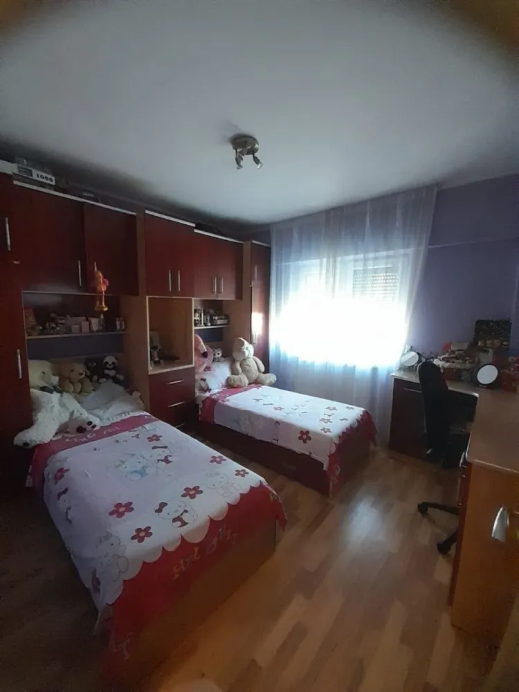 Văd apartament 2 camere - Vând apartament cu 2 camere situat în Micro 15, pe Strada Careiului.

Carecteristici:
- Suprafață utilă: 42 mp
- Compartimentare: decomandat
- Etaj: 4
- Se vinde mobilat 
- Încălzire: centrală proprie
- Balcon: da 
-Beci + Debara pe holul scării

Facilități:
-Localizare bună : aproape de școli, magazine, mijloace de transport în comun , spital, mall , la 15 min pe jos de centru .
- Este izolat pe interior 
- Geamuri termopan, gealuzele exteriore cu plasă de țânțari 

Preț: 72.000 € (negociabil)

Apartamentul se vinde direct de la proprietar. 

Pentru mai multe detalii mă sunați la nr:
07******91
