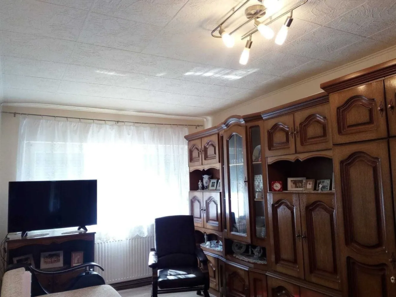 BRASADAS vinde ap 2 cam PARTER in zona Spitalul Nou. - Agentia Imobiliara BRASADAS vinde apartament cu 2 camere, situata la parter, aproape de Spitalul Judetean Nou si de Piata Somes. 
In apropiere cresa si gradinita.

Apartamentul a fost renovat, are centrala termica verificata, este ideal si pentru a deschide Cabinet, Birou, Coafura etc, mai are in plus 1 boxa beci.

Www.brasadas.com.