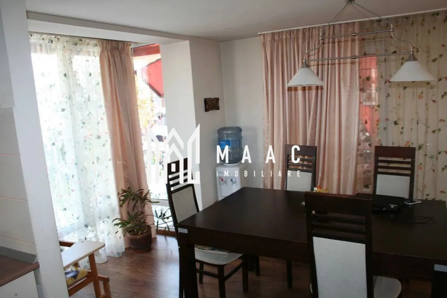 Casa individuala | 5 camere | 290 MP | Curte | Garaj | Brana - MAAC Imobiliare va prezinta o casă modernă situată în Șelimbăr – regim de înălțime D+P+E+M.

Caracteristici:
Suprafață teren: 700 mp
Suprafață utilă: 290 mp
Regim de înălțime: Demisol + Parter + Etaj + Mansardă
An construcție: 2007
Terasă: 40 mp
Garaj: 52 mp, pentru 2 autoturisme
Locuri de parcare: 2 în garaj, 2 în curte și încă 2 în fața casei (parcare amenajată)
Stradă închisă, fără trafic de tranzit, oferind liniște și intimitate

Compartimentare:
Demisol:
Cameră cu ladă frigorifică și spațiu de depozitare – 7 mp
Cameră centrală termică
Spălătorie și uscătorie – 11 mp
Cameră pentru depozitarea alimentelor – 8 mp

Parter:
Hol – 10 mp
Living – 35 mp, dotat cu șemineu
Bucătărie – 12 mp
Sufragerie (loc de servit masa) – 11 mp
Baie – 4,5 mp
Cameră de sport cu jacuzzi – 48 mp

Etaj:
Hol – 6 mp
Dormitor 1 – 14 mp cu baie proprie de 6 mp
Dormitor 2 – 16 mp cu dressing de 9 mp și baie proprie de 10 mp
Dormitor 3 – 12 mp, cu două balcoane și acces separat pentru fiecare

Mansardă:
Spațiu de 32 mp, ideal pentru birou, hobby room sau spațiu de relaxare

Avantaj:
Stradă privată, ferită de agitația traficului.

Pentru mai multe detalii precizati telefonic ca ati vazut anuntul cu ID: CP2739635