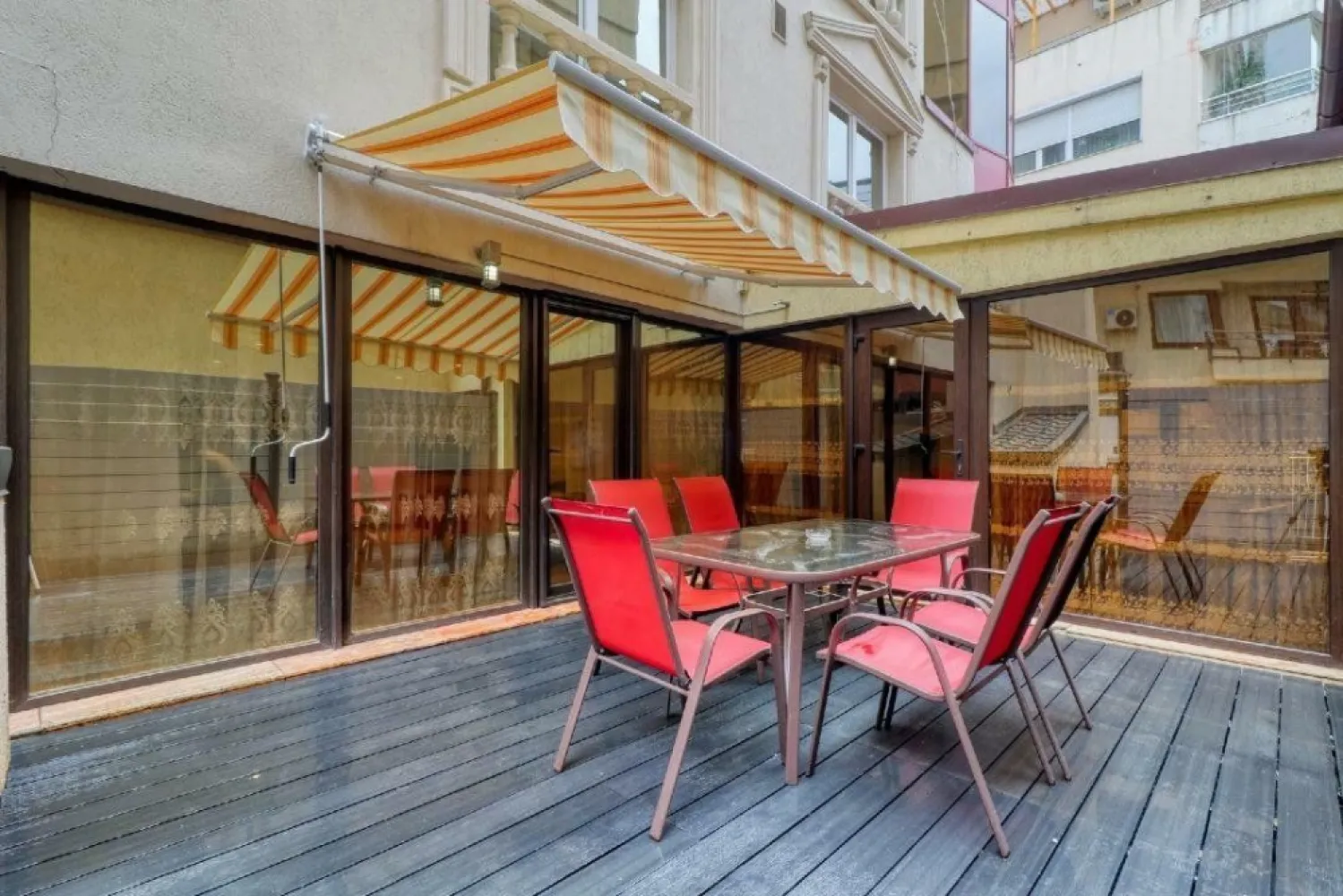 Apartament de lux cu 4 camere , lângă Parcul Herăstrău - Experimentaţi luxul suprem în această proprietate spectaculoasă, cu 4 camere spaţioase, 3 băi moderne şi un dressing elegant, întinsă pe o suprafaţă generoasă de 150 mÂ˛, la doar 5 minute de Parcul Herăstrău. Combinând rafinamentul unui design interior de excepţie cu cele mai înalte standarde de confort, acest apartament este o adevărată oază de stil şi relaxare. Vă veţi bucura de o terasă privată impresionantă de 60 mÂ˛, accesibilă din fiecare dormitor, oferindu-vă un spaţiu exclusiv şi intim.

Situată într-o zonă de elită, proprietatea vă oferă nu doar acces facil la Parcul Herăstrău, ci şi la cele mai selecte restaurante, atracţii premium şi o viaţă urbană la cele mai înalte standarde. În complex, beneficiaţi de securitate non-stop şi facilităţi de top, precum restaurante, saloane de coafură, o sală de fitness ultramodernă şi o piscină destinată tuturor vârstelor. În plus, cele mai prestigioase şcoli private sunt situate în imediata apropiere.

Din cauza restricţiilor privind numărul de imagini, nu am putut publica toate fotografiile proprietăţii. Pentru detalii suplimentare şi o experienţă completă, vă invit să mă contactaţi direct la numărul . Această oportunitate rară este exact ce căutaţi pentru un stil de viaţă exclusivist!