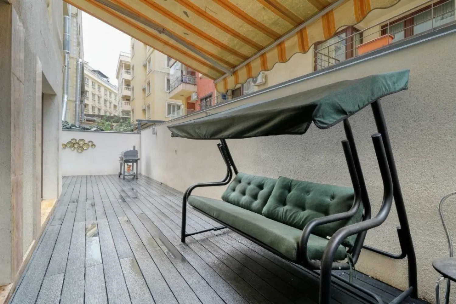 Apartament de lux cu 4 camere , lângă Parcul Herăstrău - Experimentaţi luxul suprem în această proprietate spectaculoasă, cu 4 camere spaţioase, 3 băi moderne şi un dressing elegant, întinsă pe o suprafaţă generoasă de 150 mÂ˛, la doar 5 minute de Parcul Herăstrău. Combinând rafinamentul unui design interior de excepţie cu cele mai înalte standarde de confort, acest apartament este o adevărată oază de stil şi relaxare. Vă veţi bucura de o terasă privată impresionantă de 60 mÂ˛, accesibilă din fiecare dormitor, oferindu-vă un spaţiu exclusiv şi intim.

Situată într-o zonă de elită, proprietatea vă oferă nu doar acces facil la Parcul Herăstrău, ci şi la cele mai selecte restaurante, atracţii premium şi o viaţă urbană la cele mai înalte standarde. În complex, beneficiaţi de securitate non-stop şi facilităţi de top, precum restaurante, saloane de coafură, o sală de fitness ultramodernă şi o piscină destinată tuturor vârstelor. În plus, cele mai prestigioase şcoli private sunt situate în imediata apropiere.

Din cauza restricţiilor privind numărul de imagini, nu am putut publica toate fotografiile proprietăţii. Pentru detalii suplimentare şi o experienţă completă, vă invit să mă contactaţi direct la numărul . Această oportunitate rară este exact ce căutaţi pentru un stil de viaţă exclusivist!