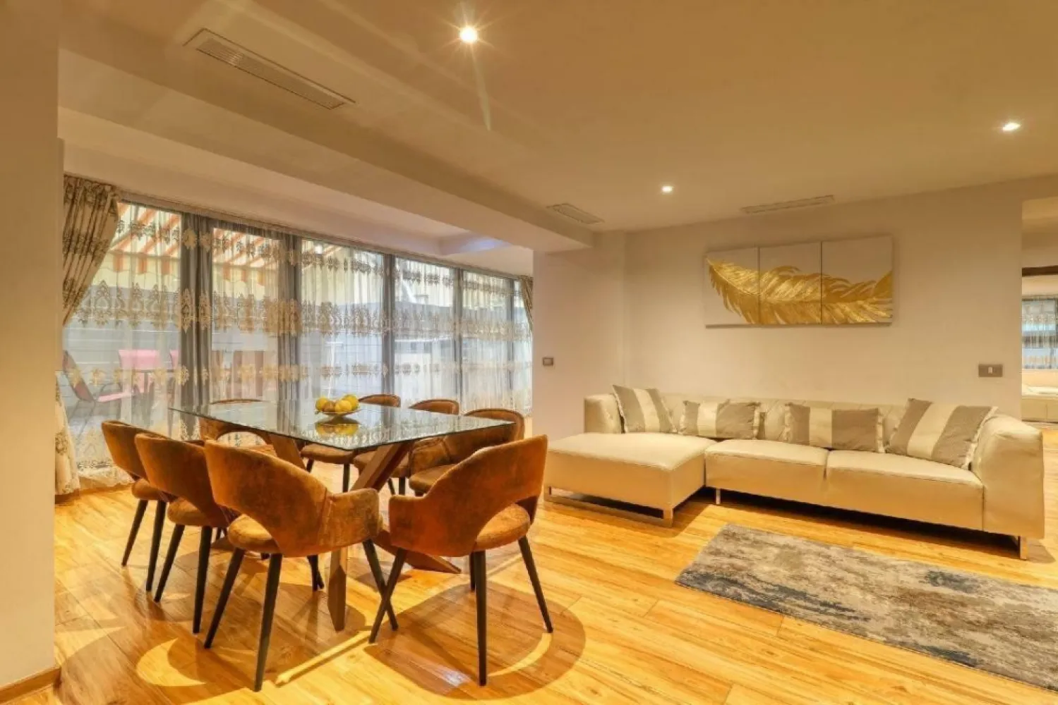 Apartament de lux cu 4 camere , lângă Parcul Herăstrău - Experimentaţi luxul suprem în această proprietate spectaculoasă, cu 4 camere spaţioase, 3 băi moderne şi un dressing elegant, întinsă pe o suprafaţă generoasă de 150 mÂ˛, la doar 5 minute de Parcul Herăstrău. Combinând rafinamentul unui design interior de excepţie cu cele mai înalte standarde de confort, acest apartament este o adevărată oază de stil şi relaxare. Vă veţi bucura de o terasă privată impresionantă de 60 mÂ˛, accesibilă din fiecare dormitor, oferindu-vă un spaţiu exclusiv şi intim.

Situată într-o zonă de elită, proprietatea vă oferă nu doar acces facil la Parcul Herăstrău, ci şi la cele mai selecte restaurante, atracţii premium şi o viaţă urbană la cele mai înalte standarde. În complex, beneficiaţi de securitate non-stop şi facilităţi de top, precum restaurante, saloane de coafură, o sală de fitness ultramodernă şi o piscină destinată tuturor vârstelor. În plus, cele mai prestigioase şcoli private sunt situate în imediata apropiere.

Din cauza restricţiilor privind numărul de imagini, nu am putut publica toate fotografiile proprietăţii. Pentru detalii suplimentare şi o experienţă completă, vă invit să mă contactaţi direct la numărul . Această oportunitate rară este exact ce căutaţi pentru un stil de viaţă exclusivist!